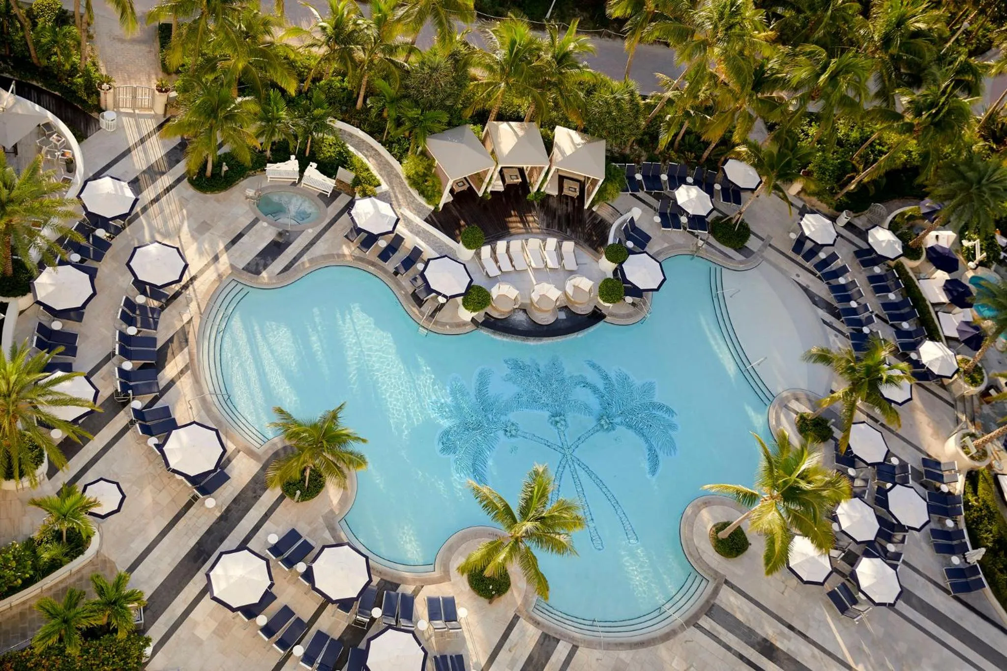 Swimming pool in Loews Miami Beach Hotel