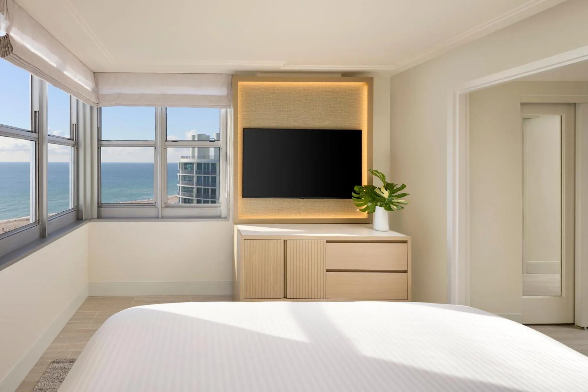 Facade/entrance, Bed in Loews Miami Beach Hotel