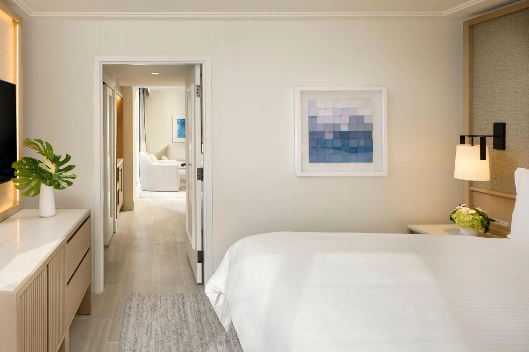 Facade/entrance, Bed in Loews Miami Beach Hotel