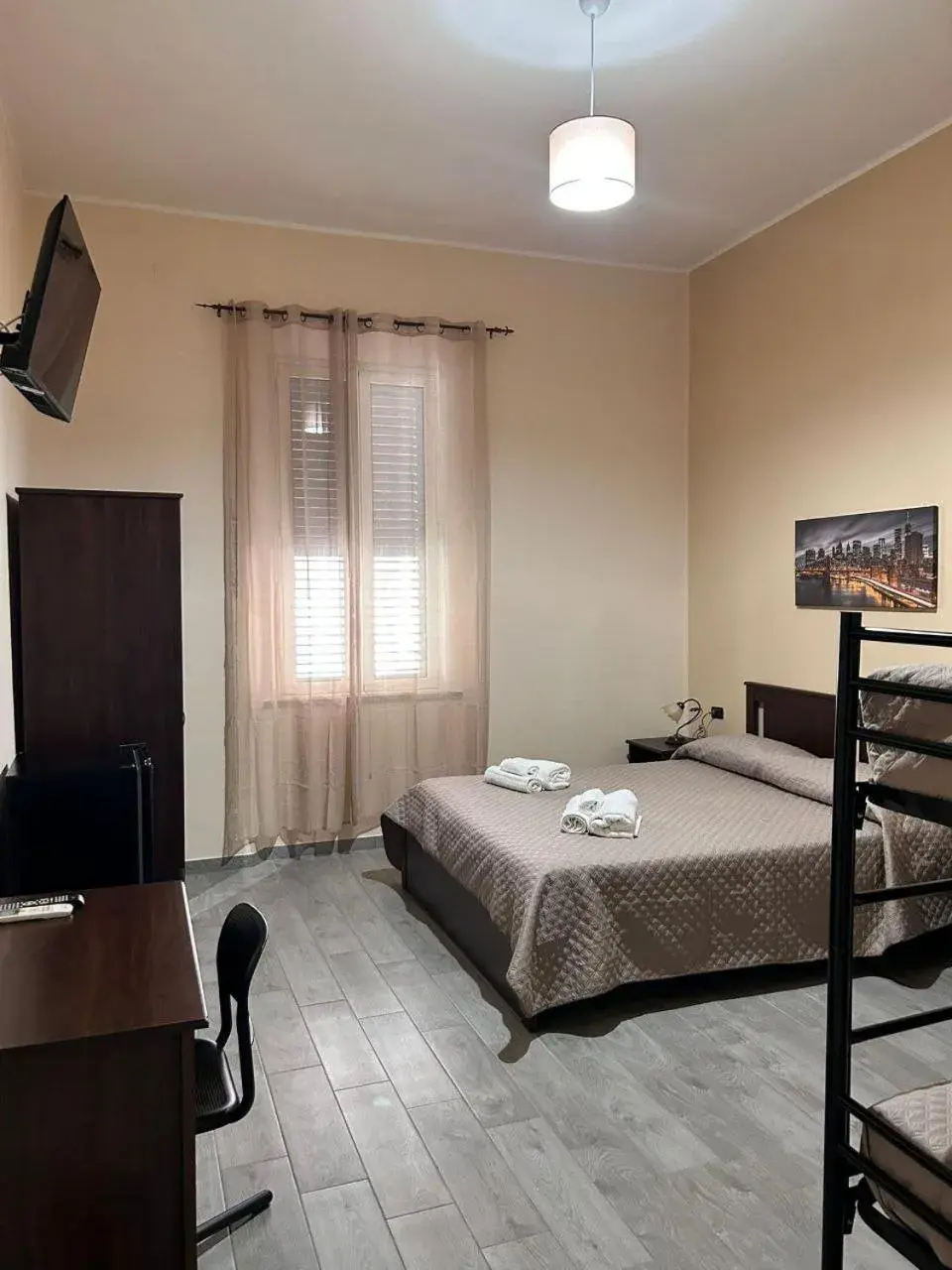 Classic Quadruple Room - single occupancy in B&B Metropolitan RC Classic Quadruple Room - single occupancy in B&B Metropolitan RC