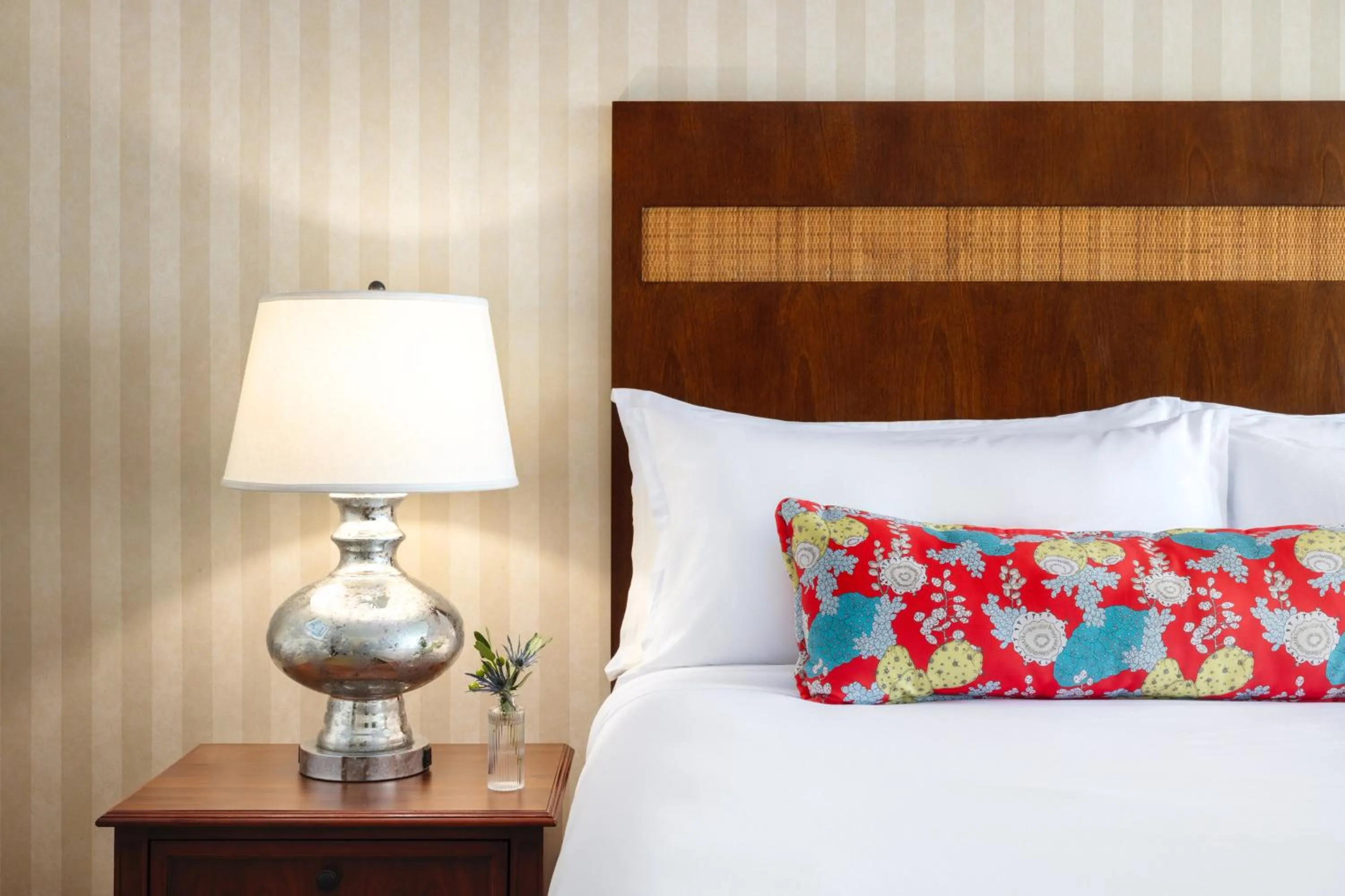 Bedroom, Bed in Omni Corpus Christi Hotel