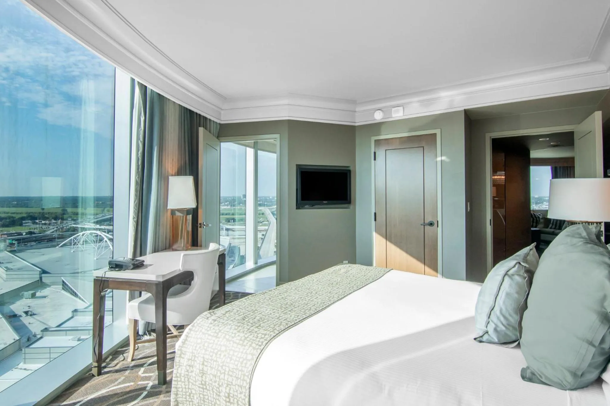 Photo of the whole room, Bed in Omni Dallas Hotel