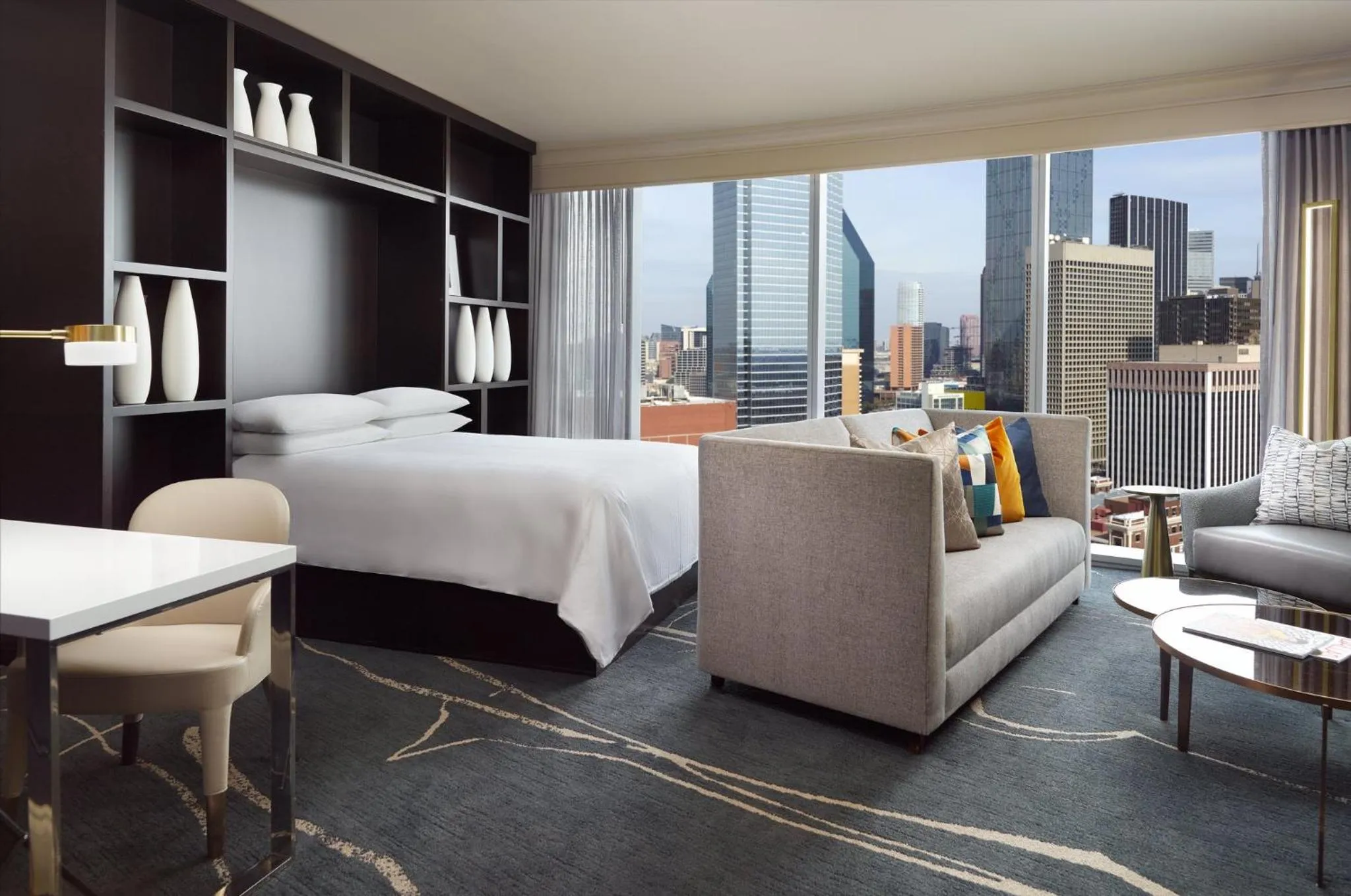 Photo of the whole room, Bed in Omni Dallas Hotel