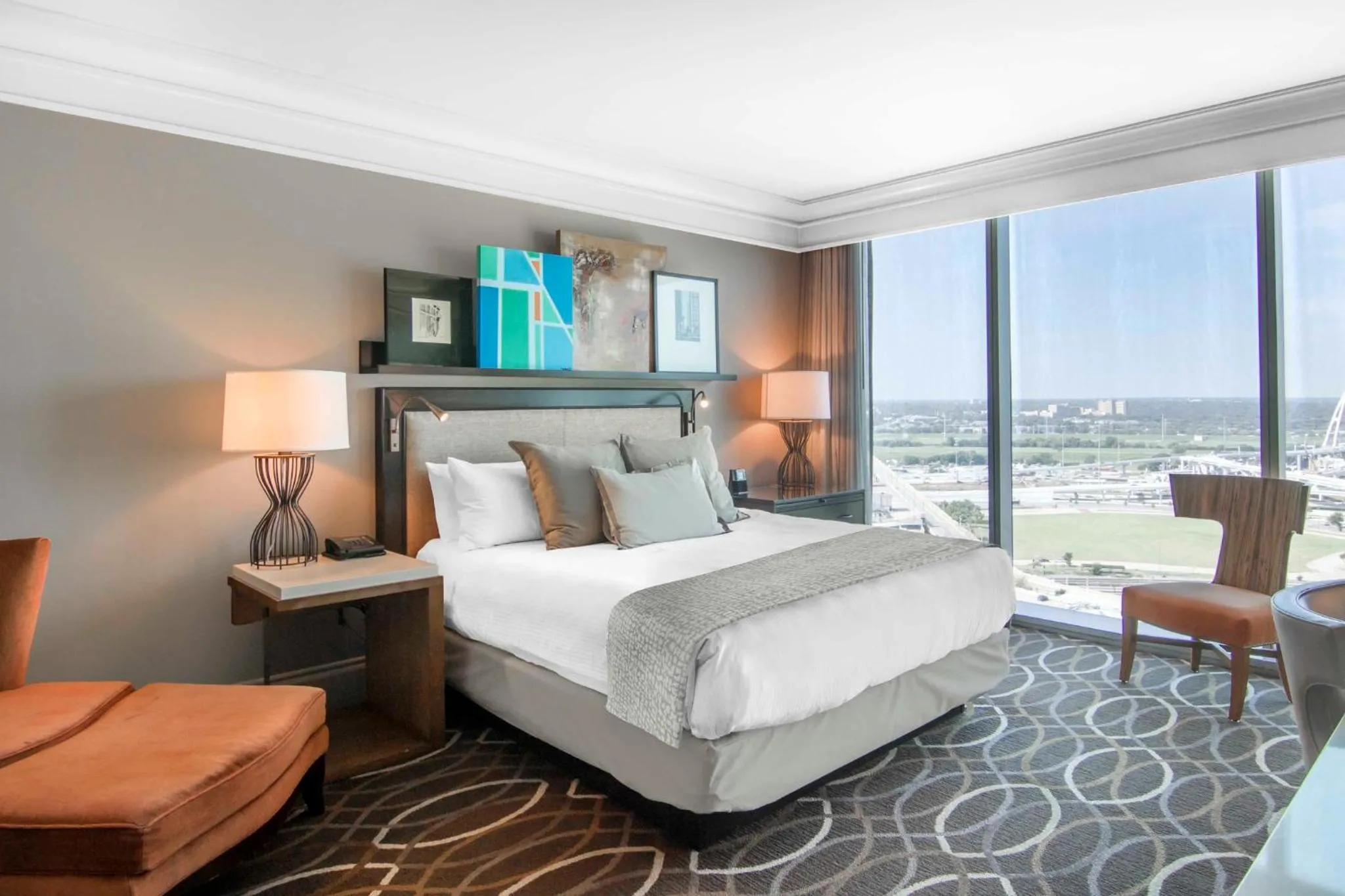 Photo of the whole room, Bed in Omni Dallas Hotel