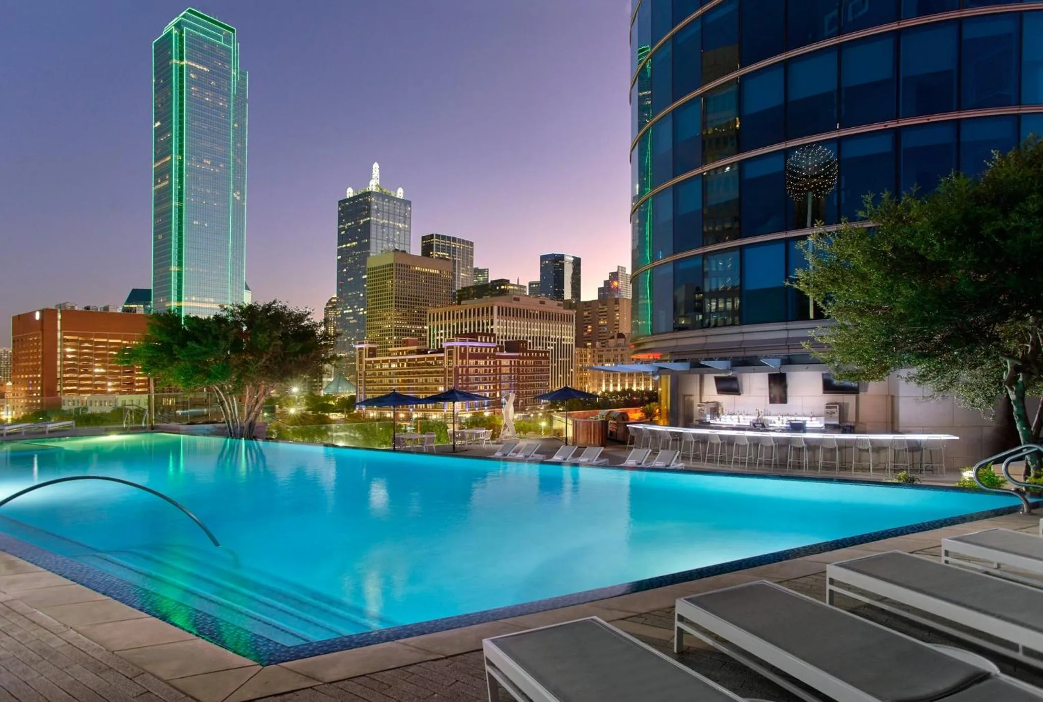 Swimming pool in Omni Dallas Hotel