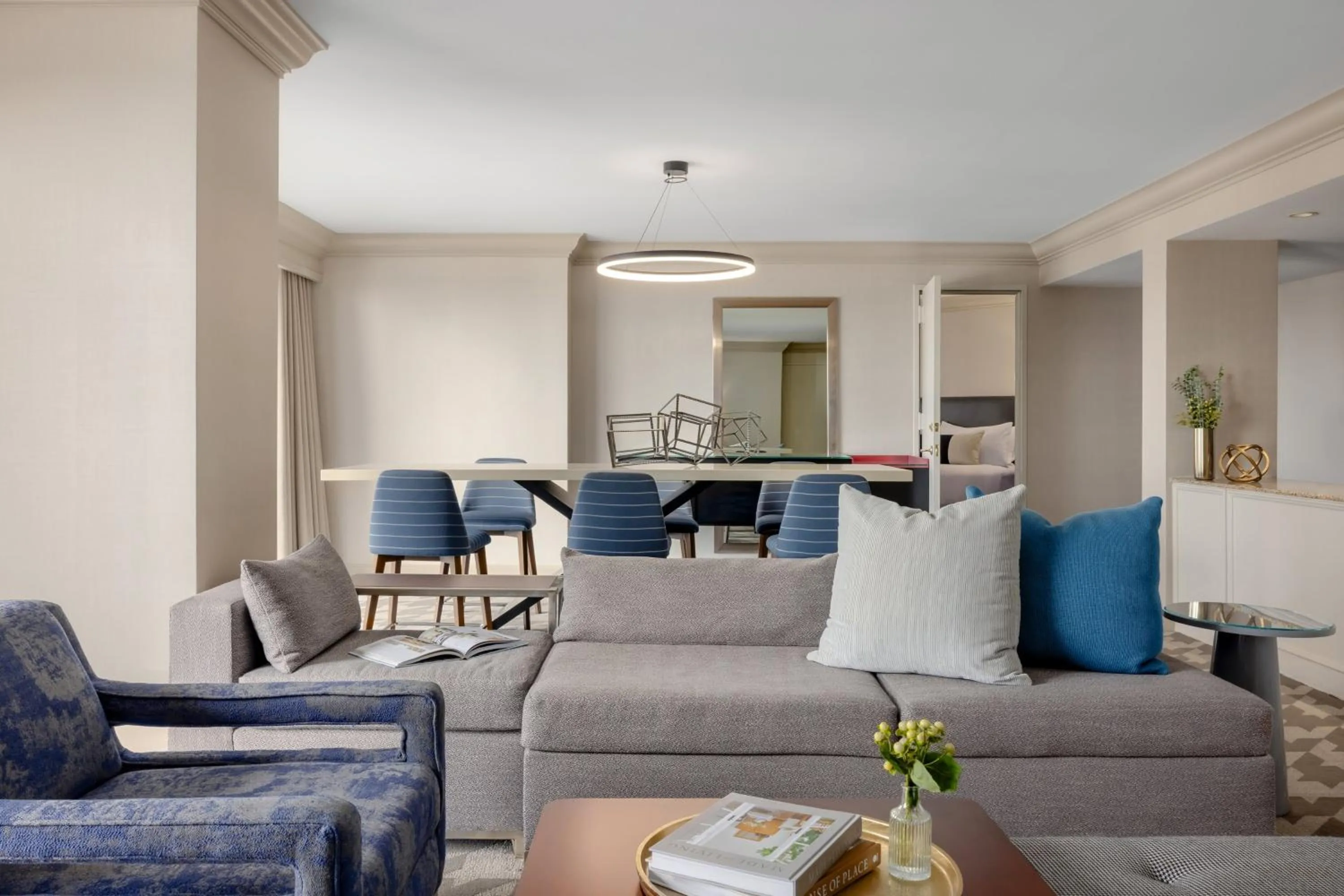 Living room in Omni Atlanta Hotel at Centennial Park