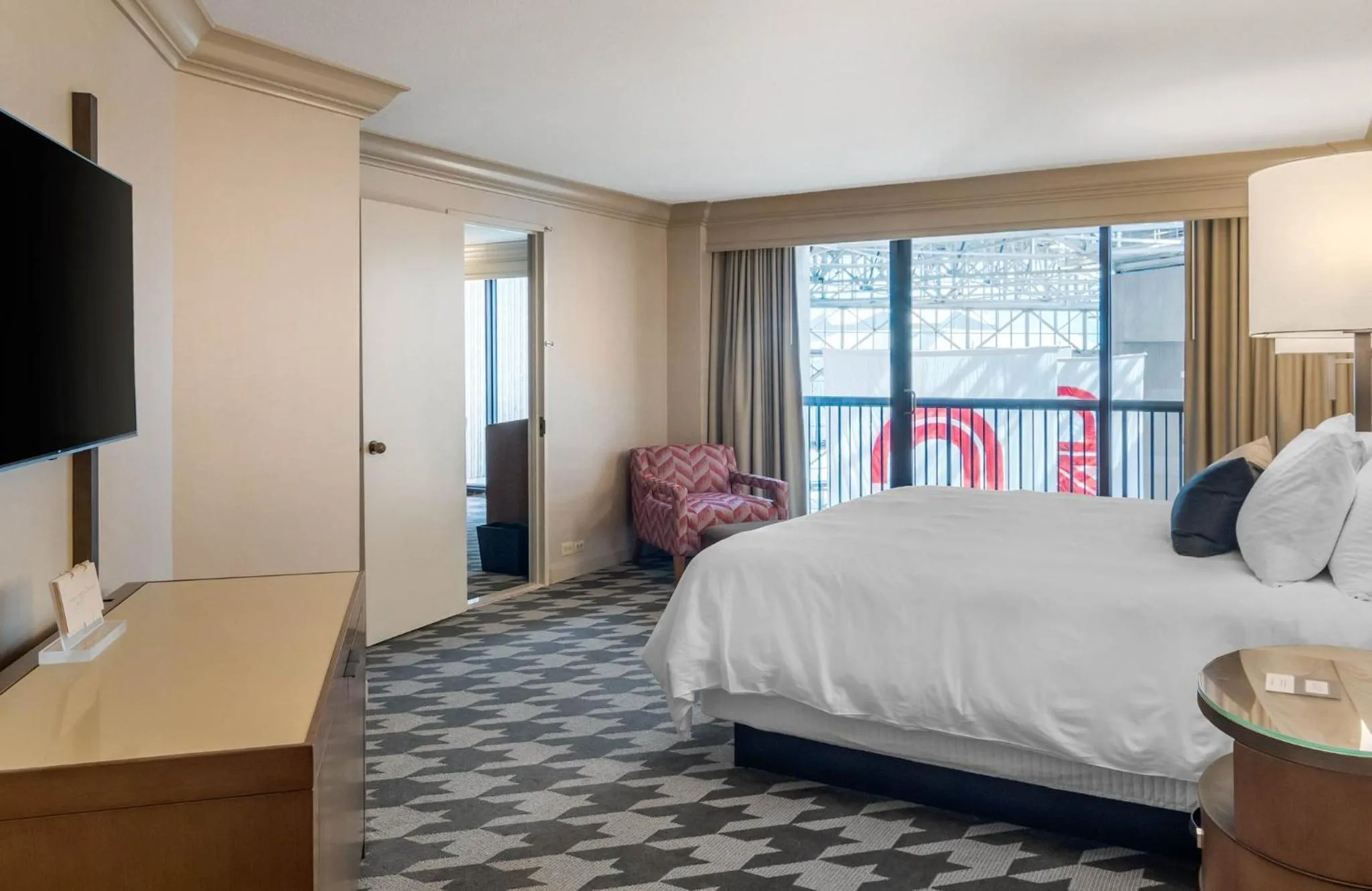 Photo of the whole room, Bed in Omni Atlanta Hotel at Centennial Park