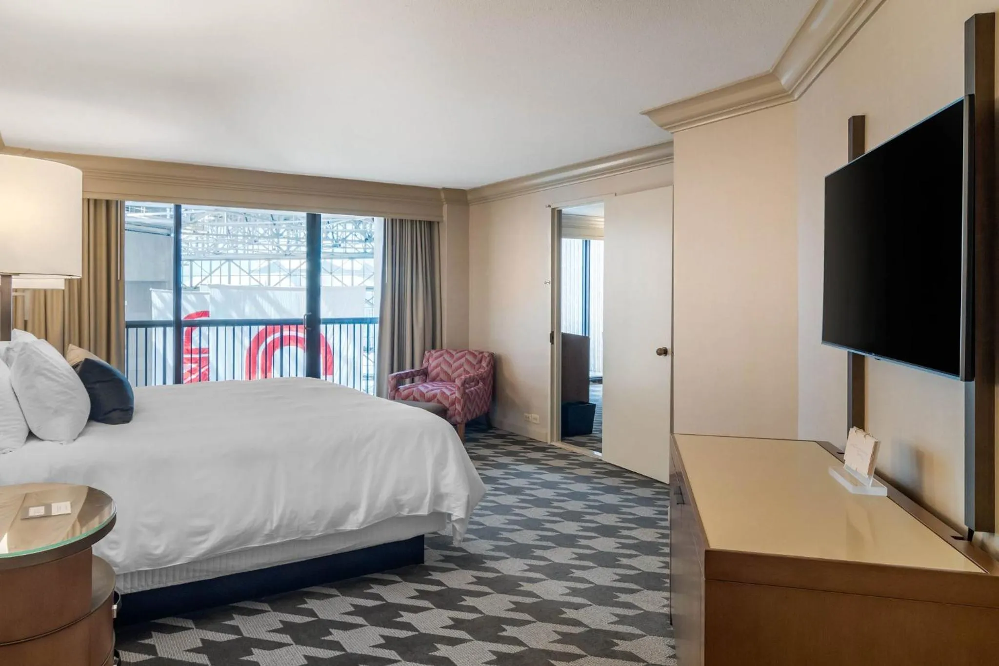 Photo of the whole room, Bed in Omni Atlanta Hotel at Centennial Park