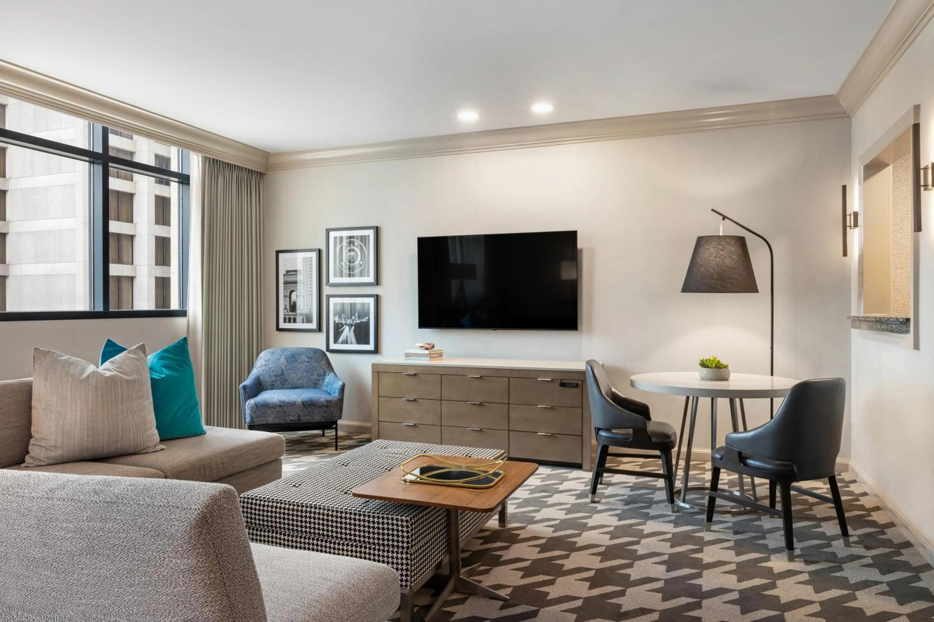 Living room in Omni Atlanta Hotel at Centennial Park