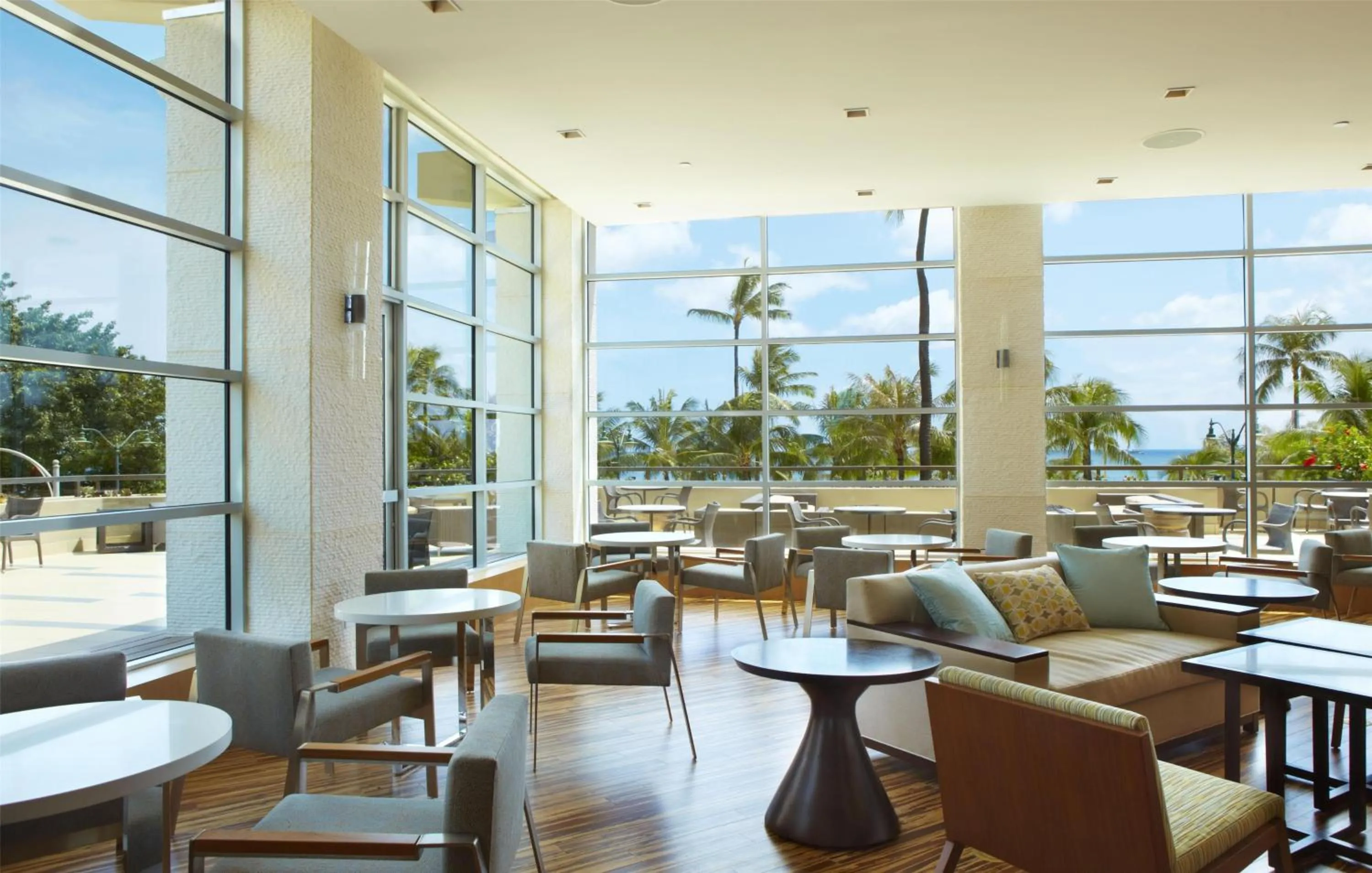 Lounge or bar in Hyatt Regency Waikiki Beach Resort & Spa