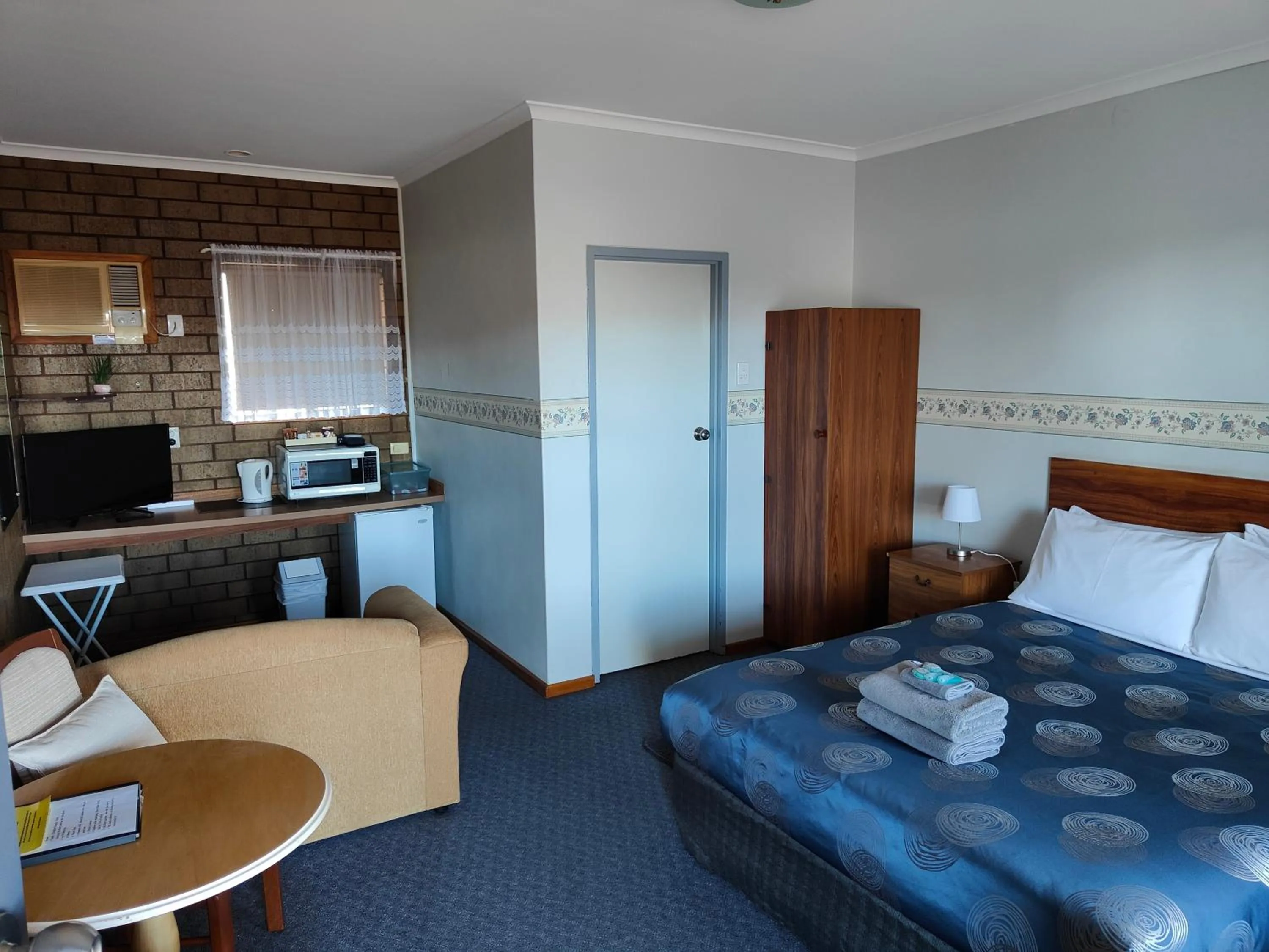 Photo of the whole room, Bed in Airport Whyalla Motel