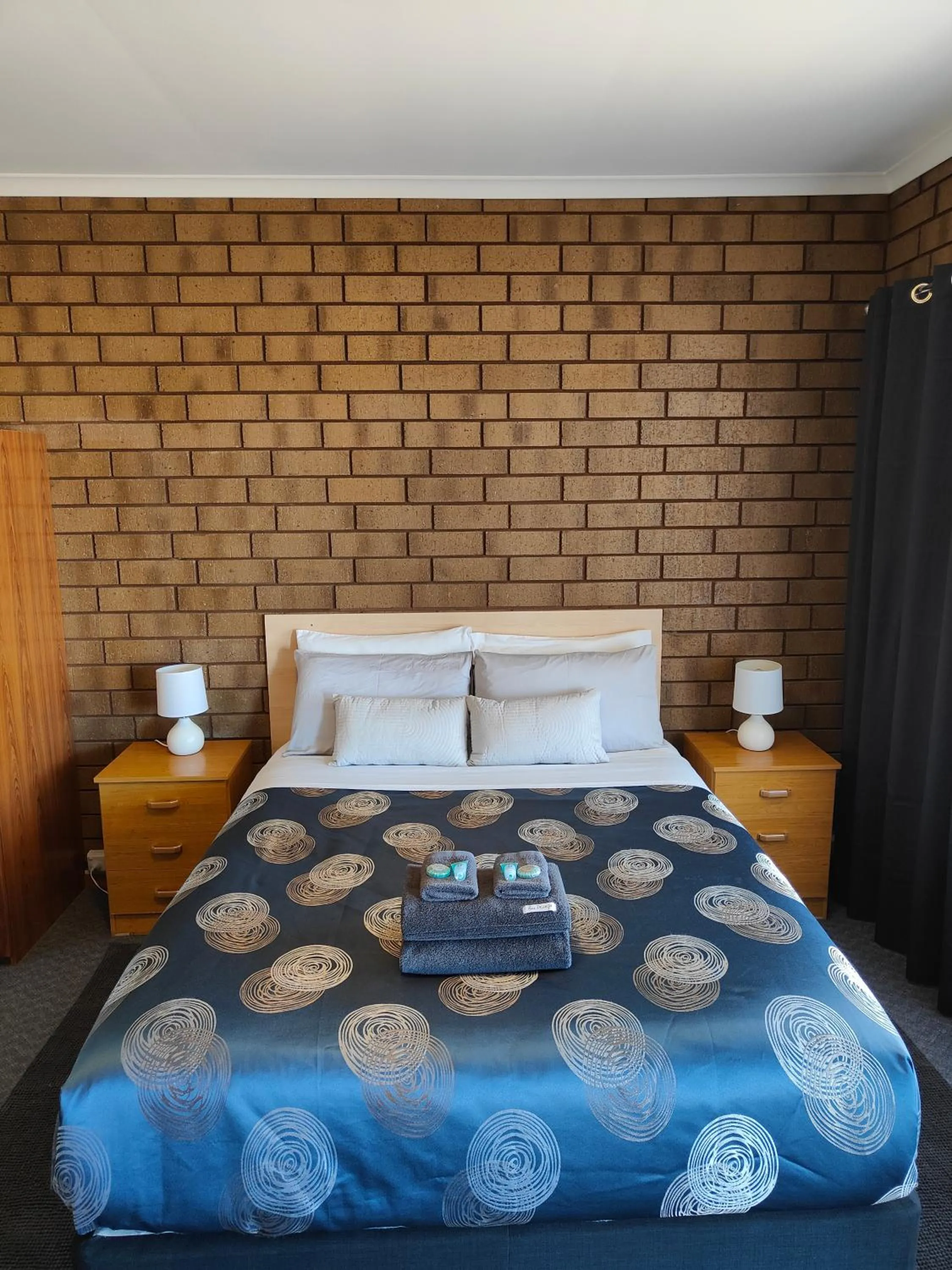 Bed in Airport Whyalla Motel