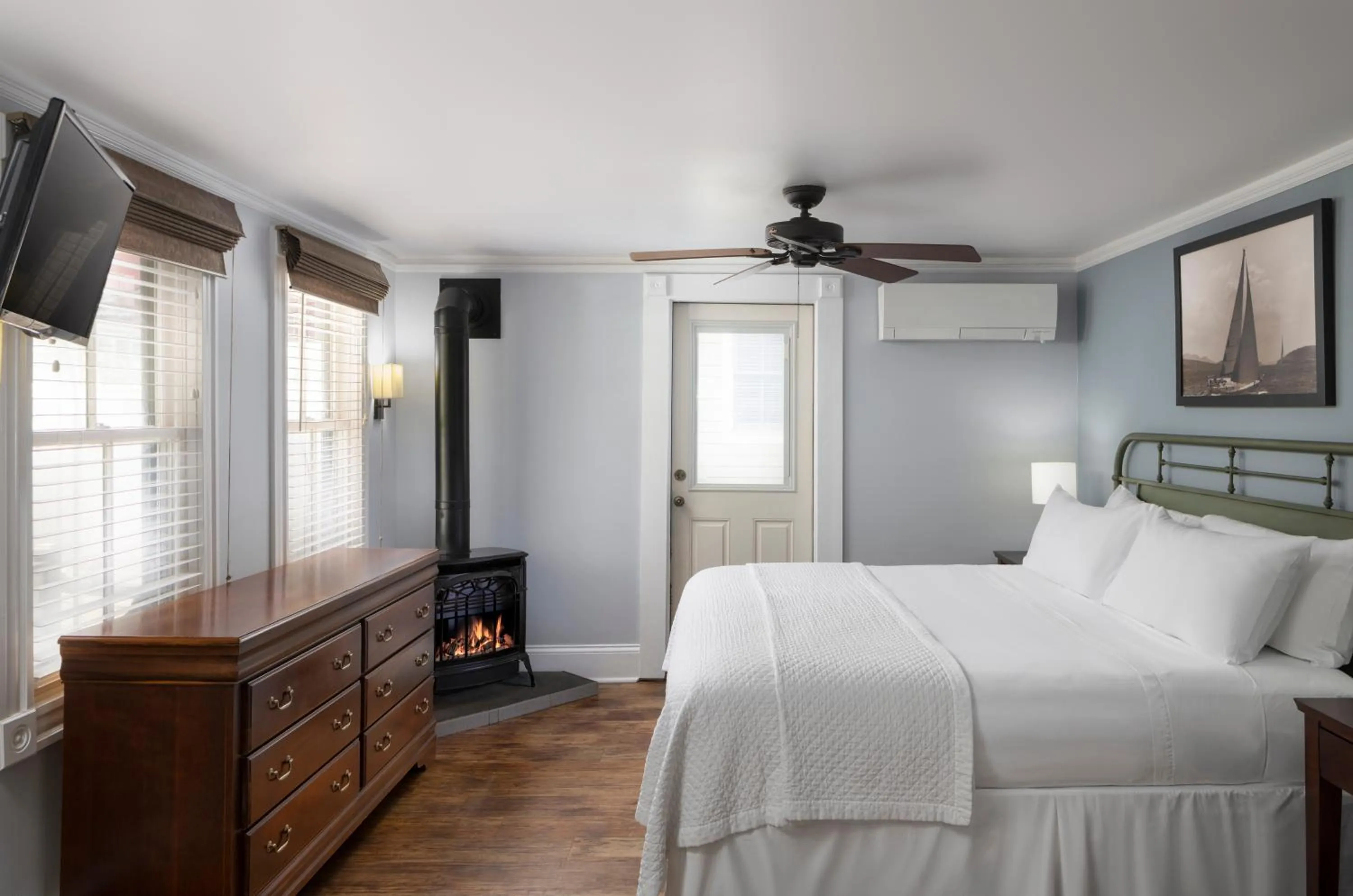 Photo of the whole room, Bed in Crowne Pointe Historic Inn Adults Only