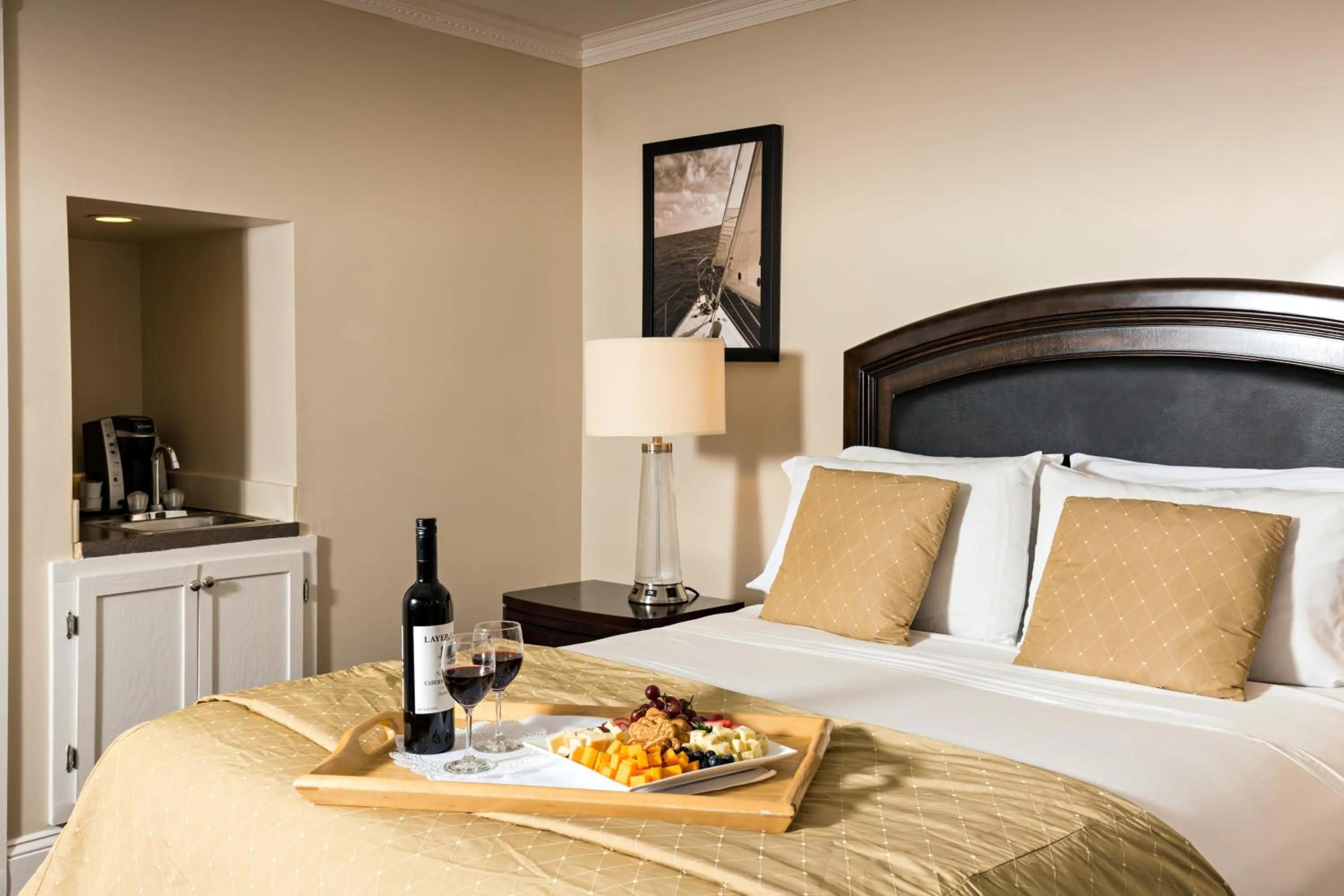 Food and drinks, Bed in Crowne Pointe Historic Inn Adults Only