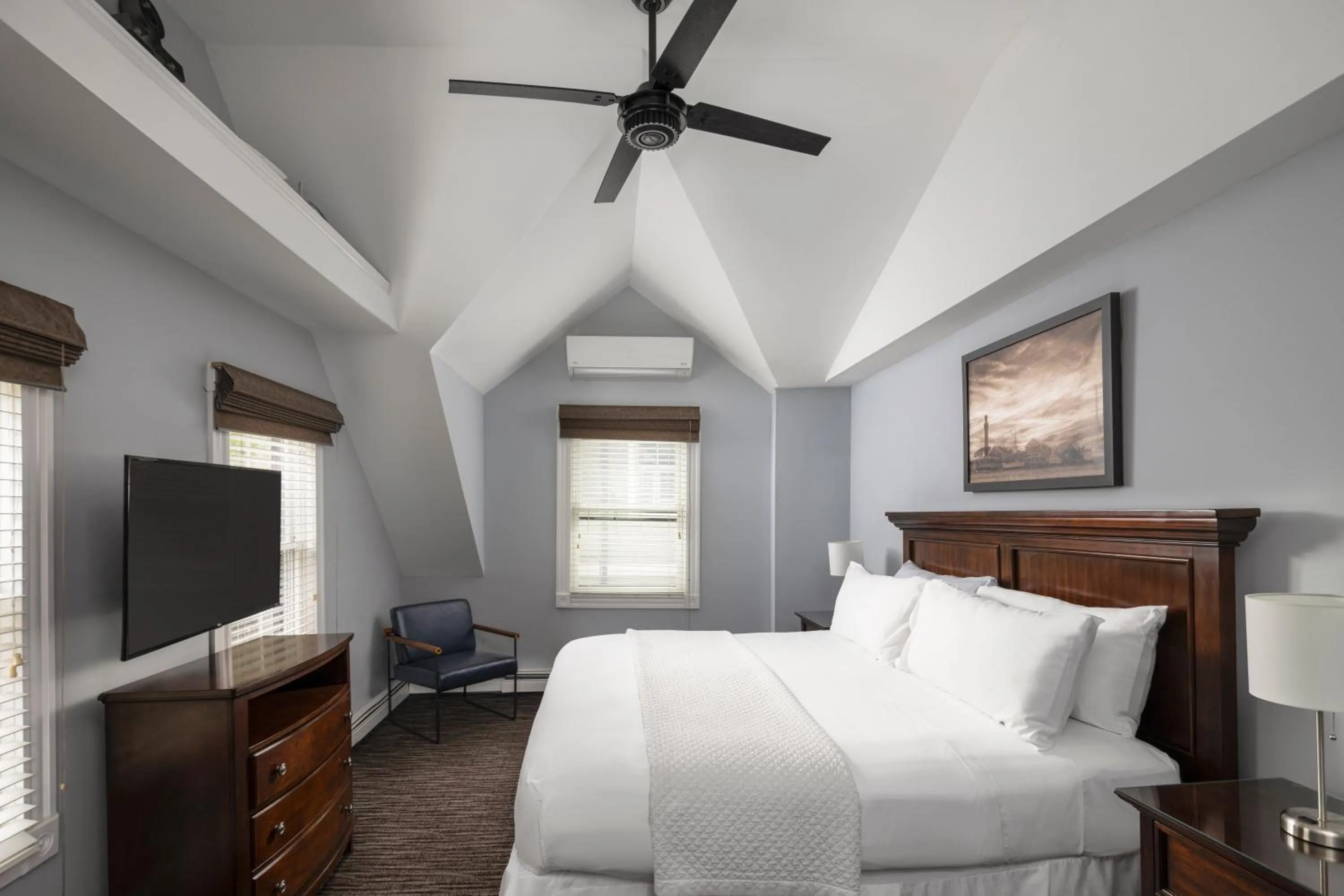 Photo of the whole room, Bed in Crowne Pointe Historic Inn Adults Only