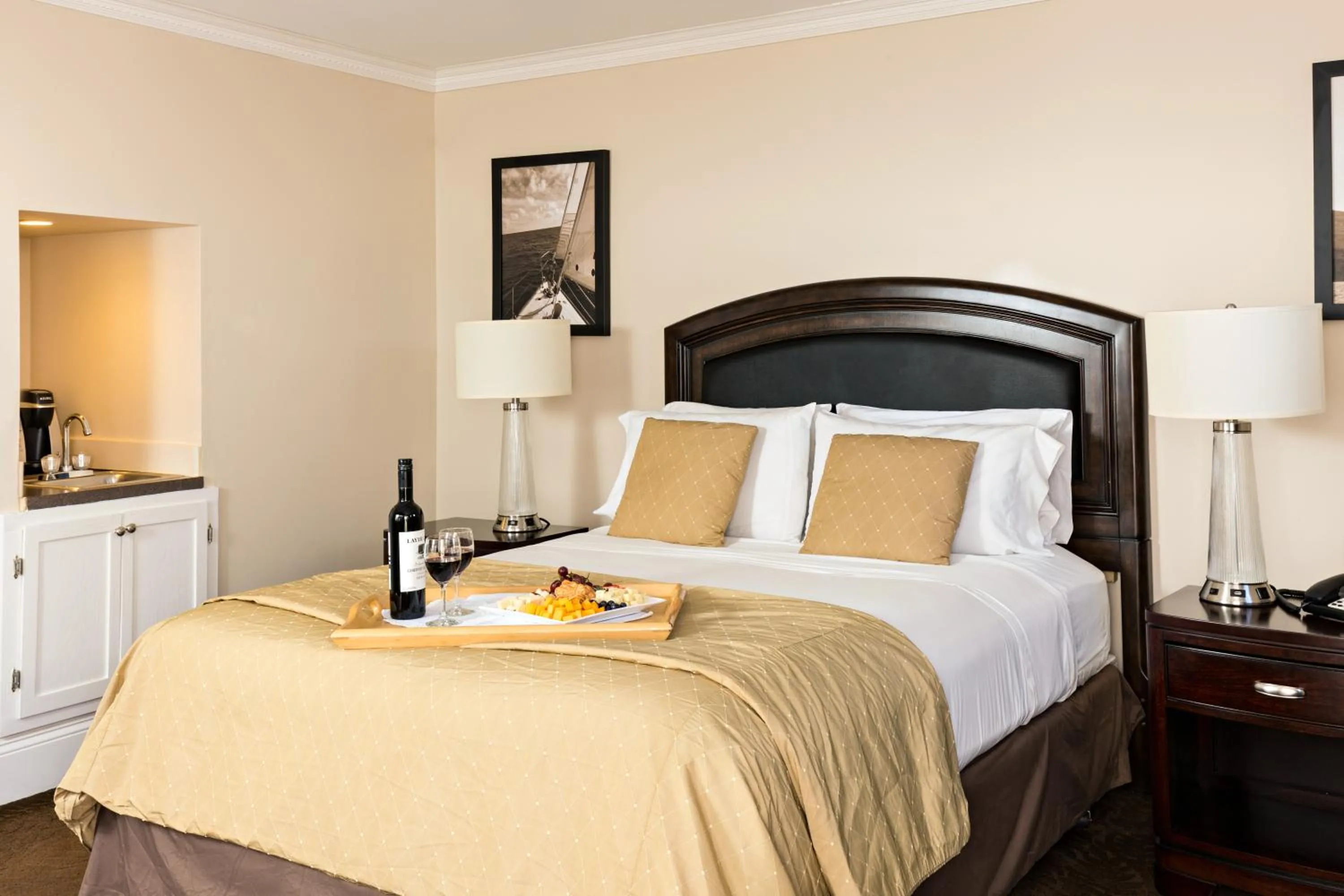 Food and drinks, Bed in Crowne Pointe Historic Inn Adults Only