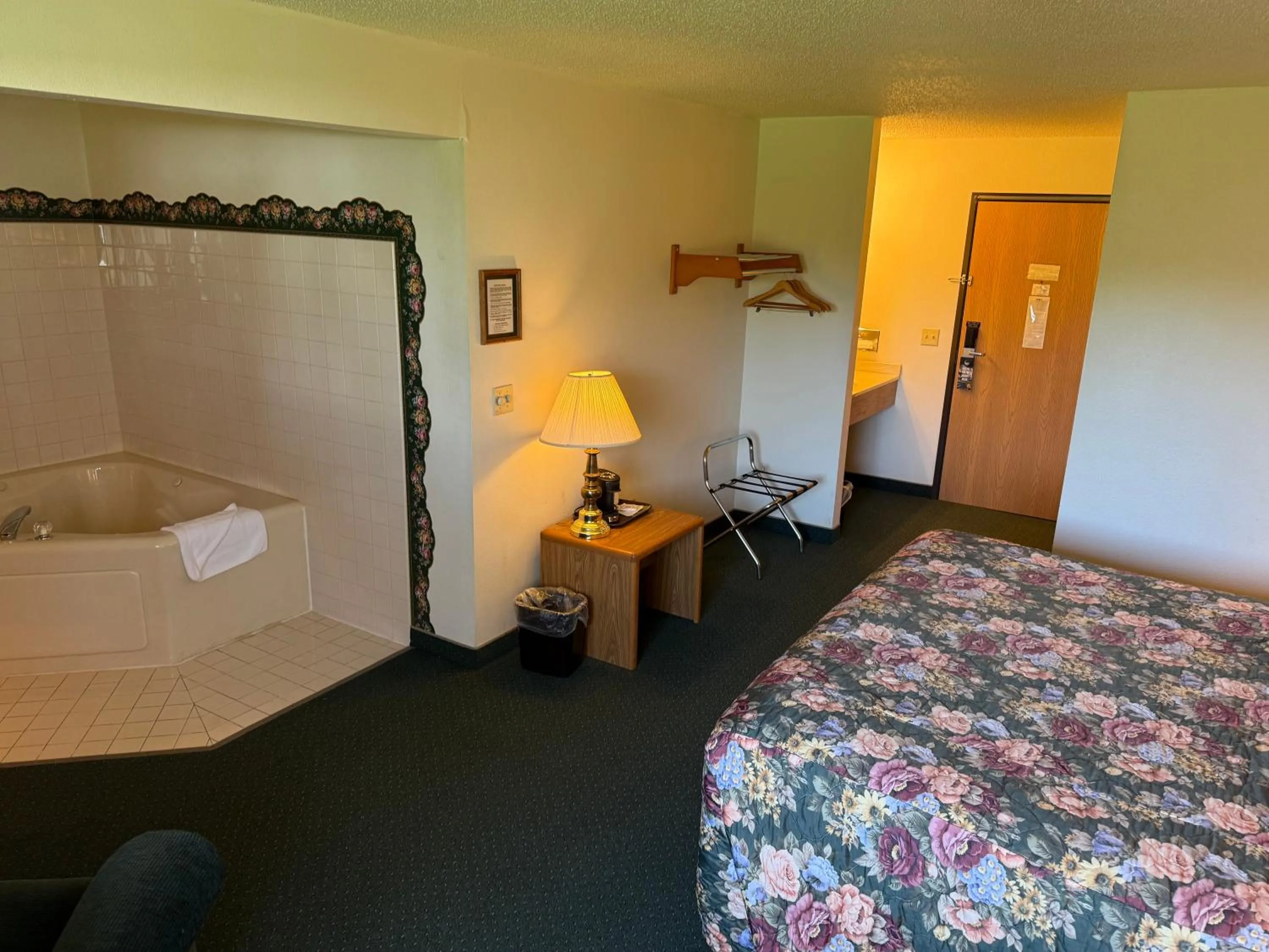 Hot Tub, Bed in Budget inn & Suites