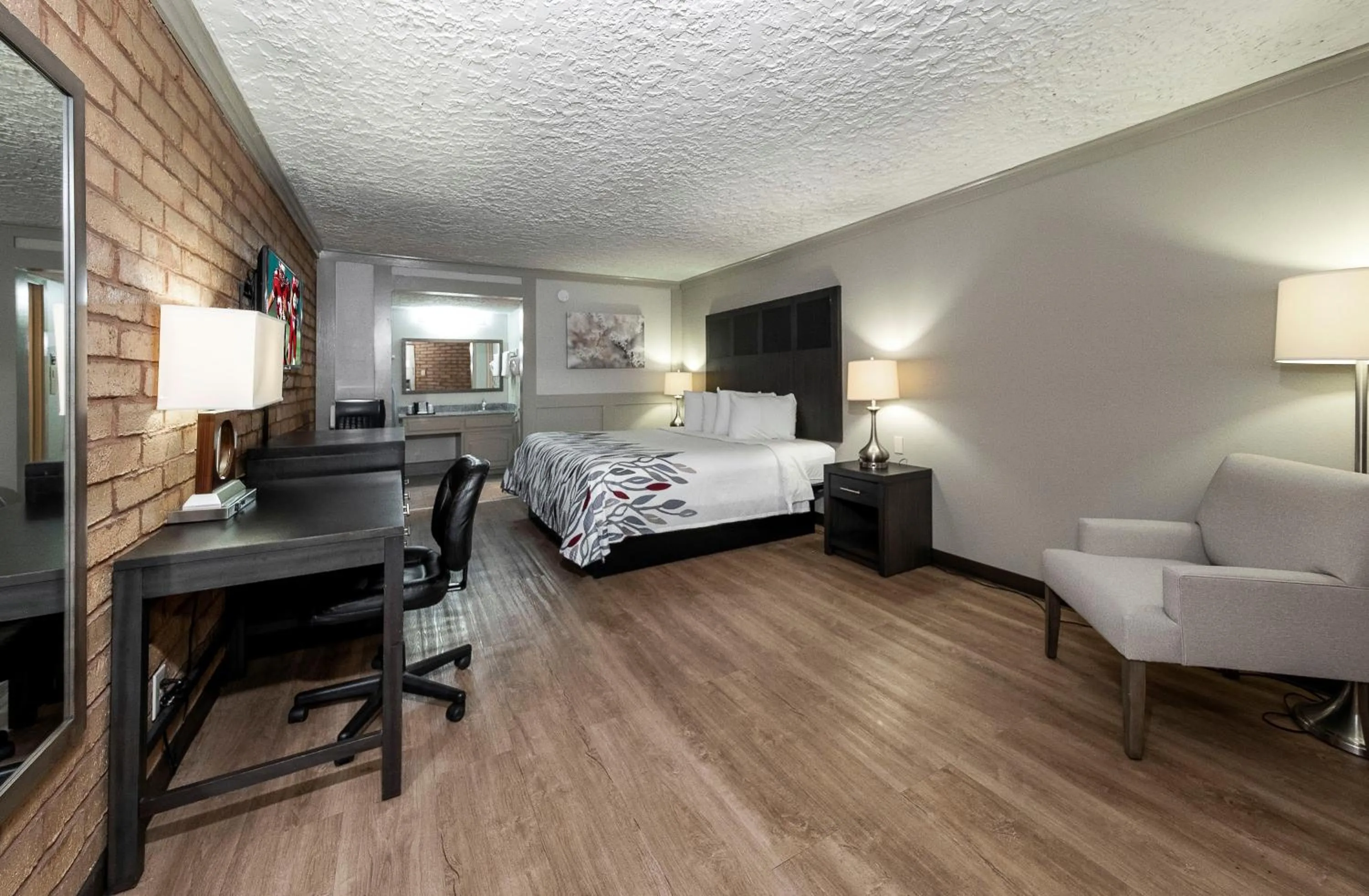 Photo of the whole room, Bed in Red Roof Inn Monroe