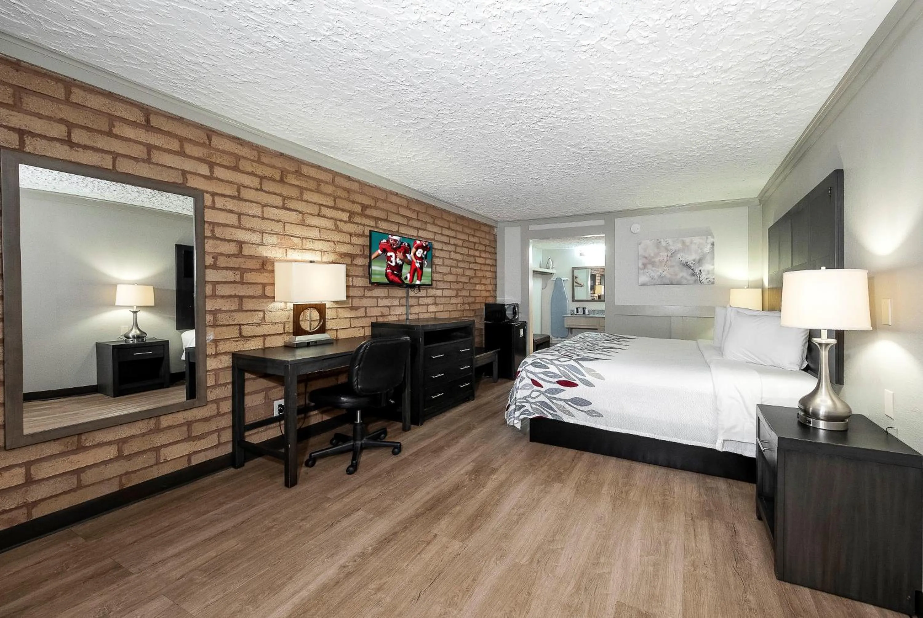 Photo of the whole room, Bed in Red Roof Inn Monroe