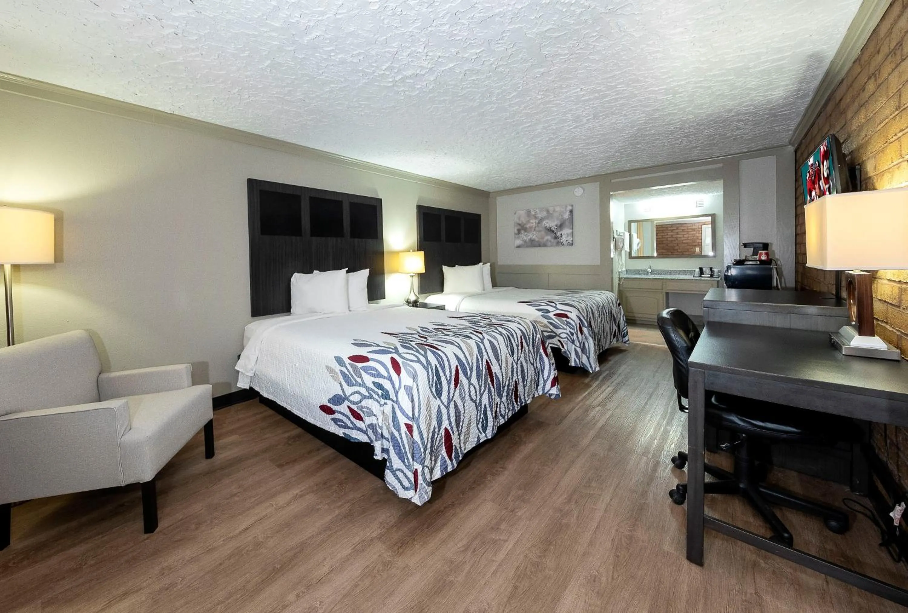 Photo of the whole room, Bed in Red Roof Inn Monroe