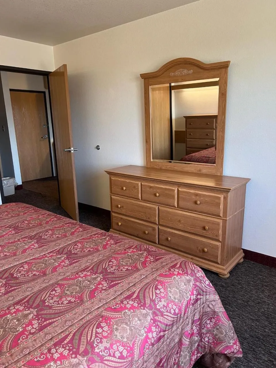 wardrobe in Boarders Inn & Suites by Cobblestone Hotels - Brush