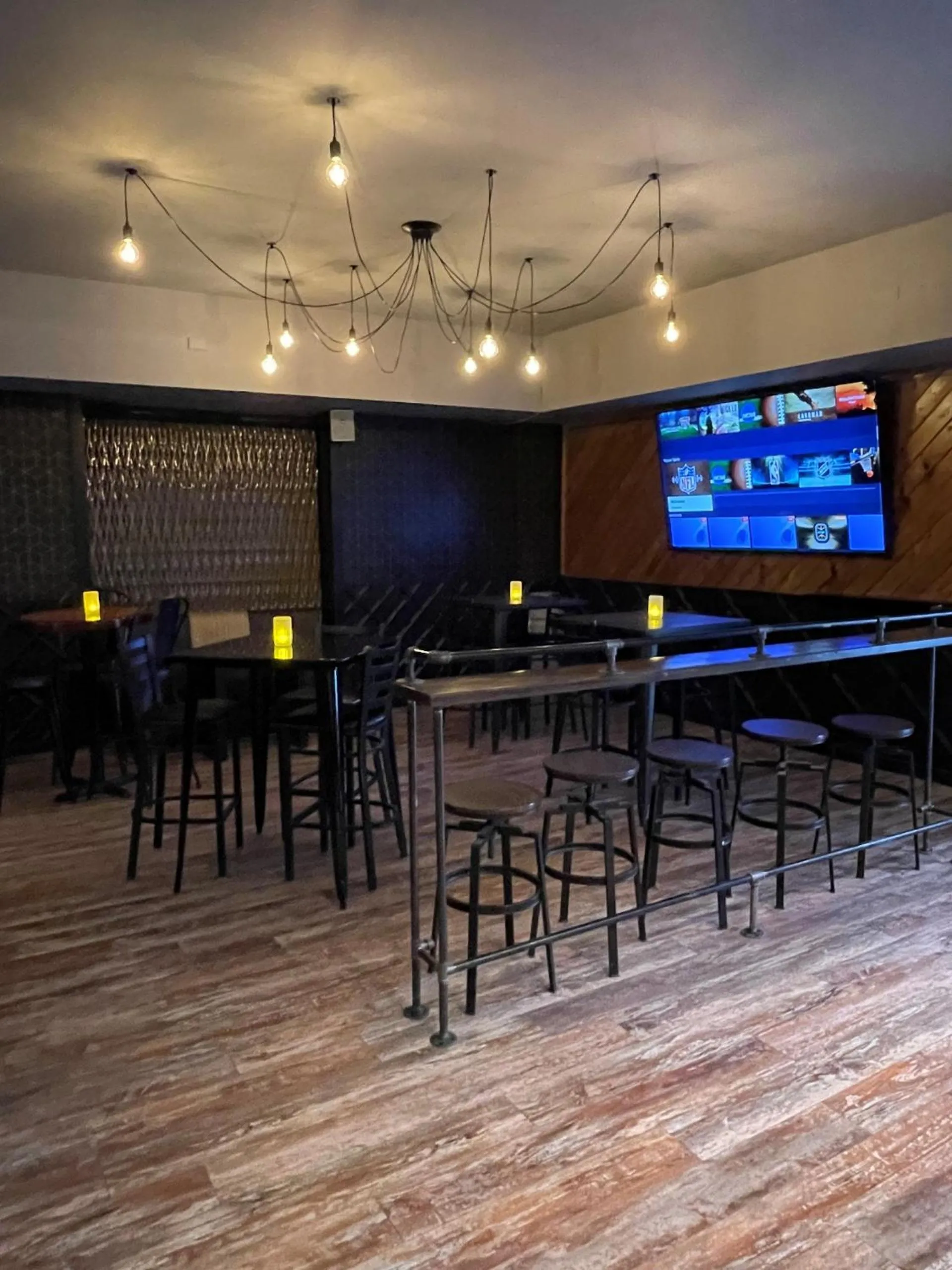 Lounge or bar in Boarders Inn & Suites by Cobblestone Hotels - Brush