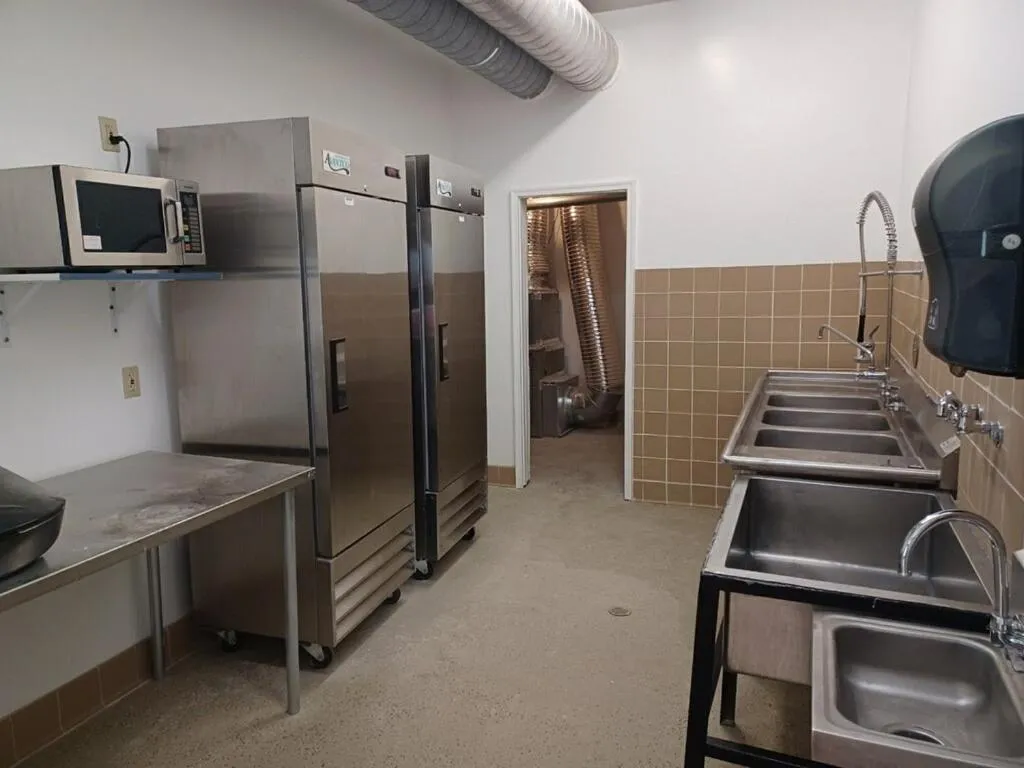 kitchen in Boarders Inn & Suites by Cobblestone Hotels - Brush