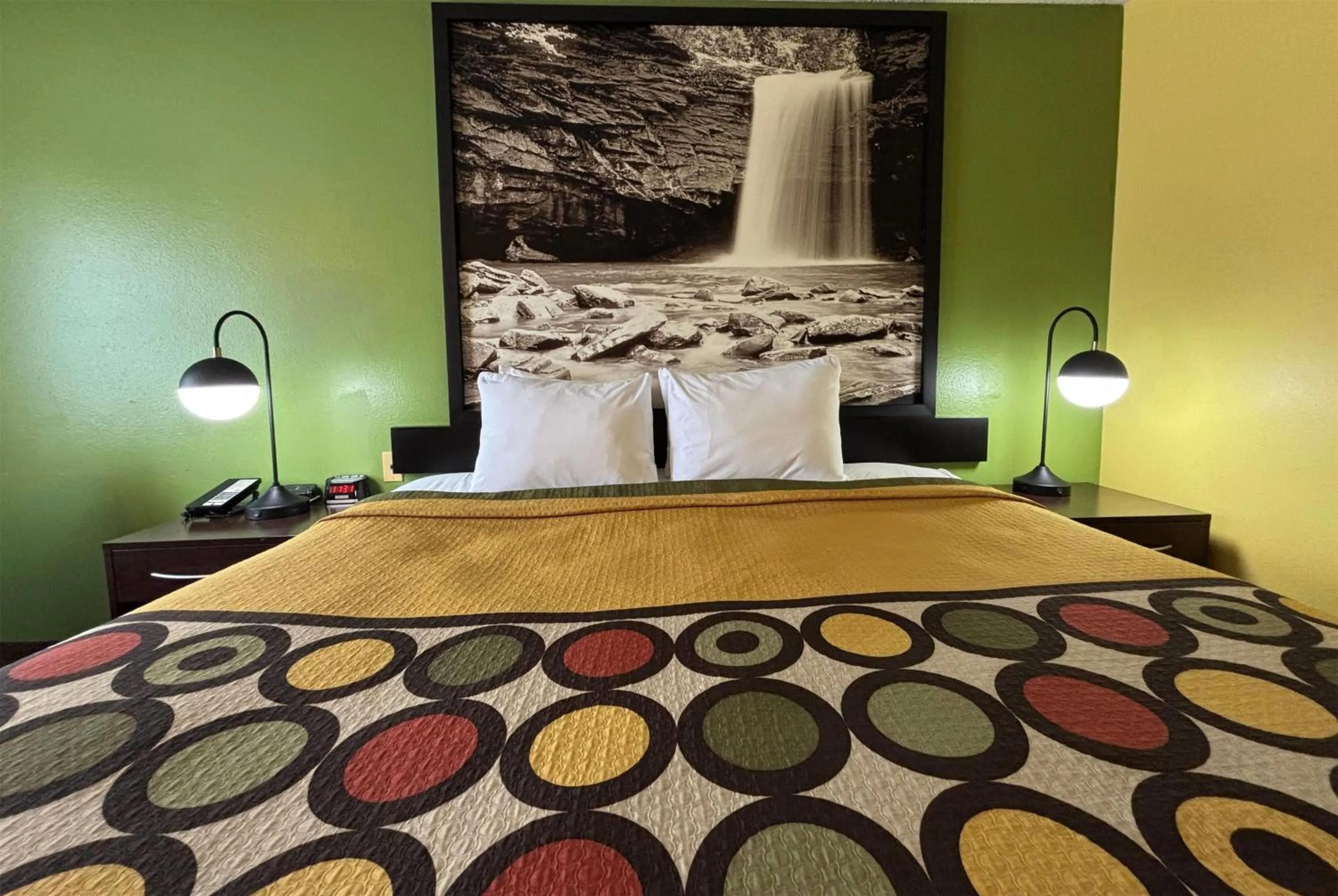 Photo of the whole room, Bed in Super 8 by Wyndham Jacksonville