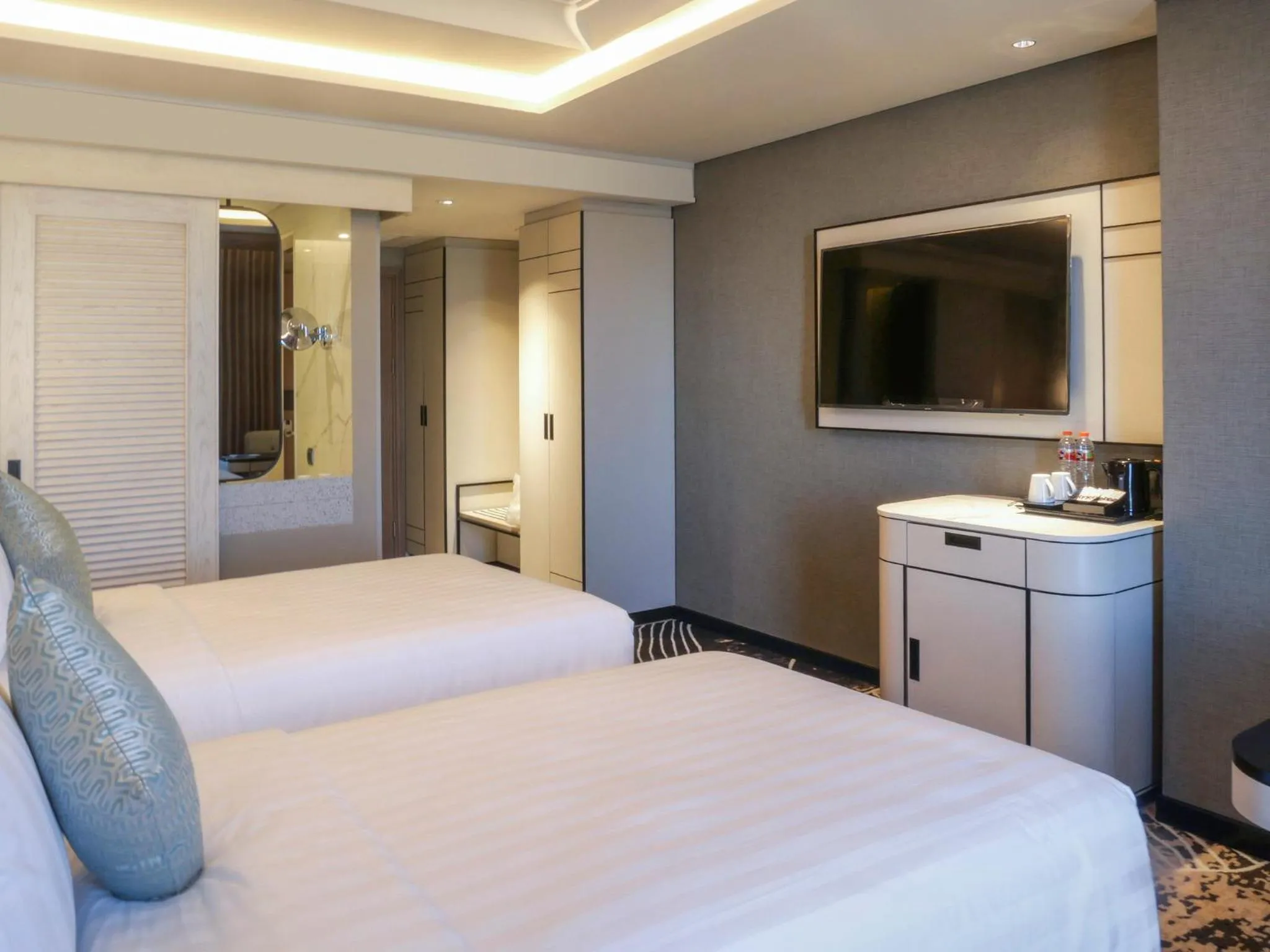 Bedroom, Bed in Movenpick Surabaya City