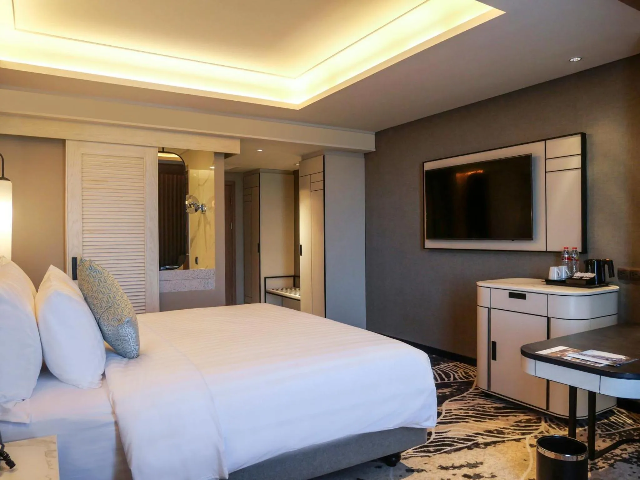 Bedroom, Bed in Movenpick Surabaya City