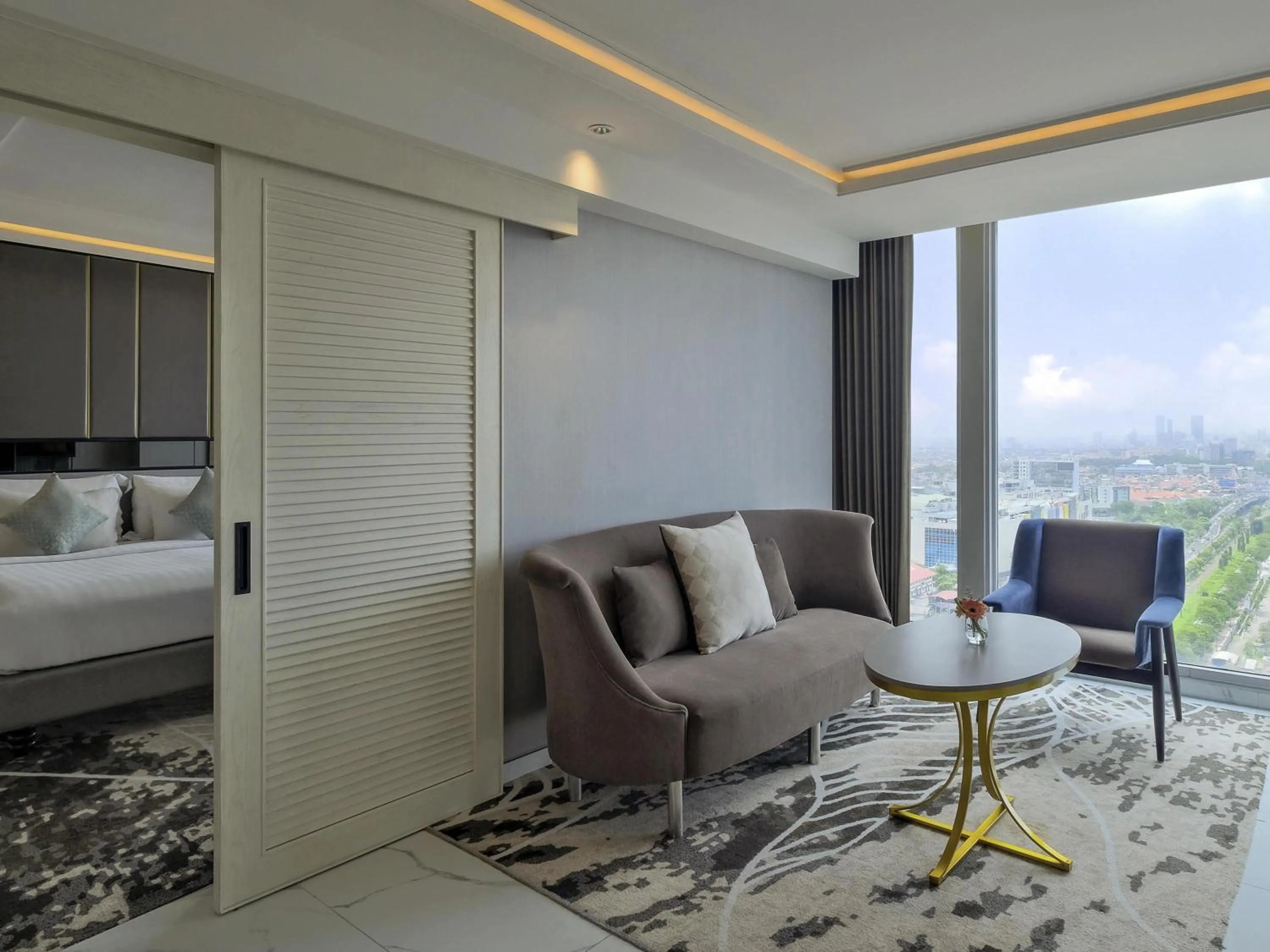 Bedroom, Bed in Movenpick Surabaya City