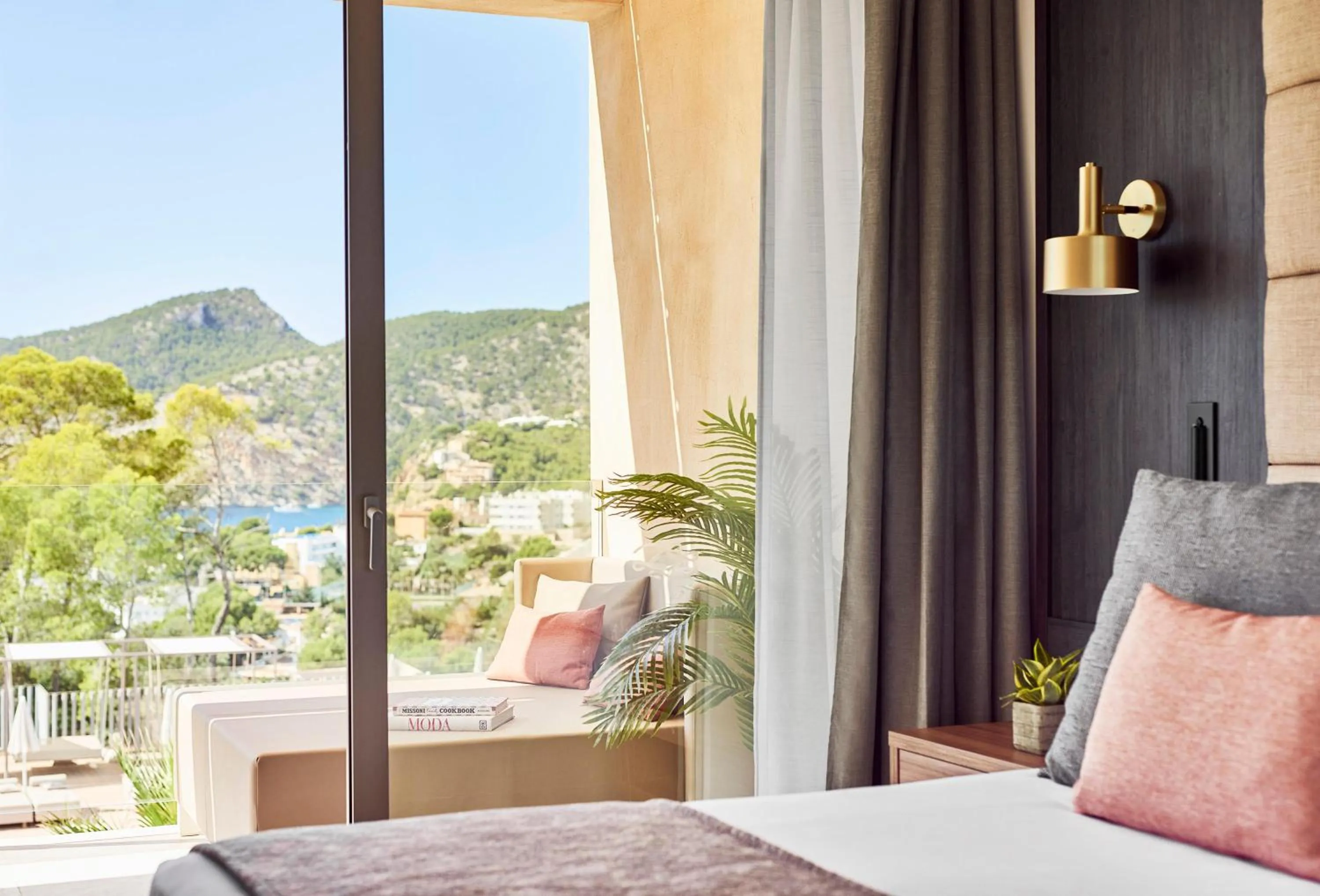 Photo of the whole room, Bed in Zafiro Palace Andratx