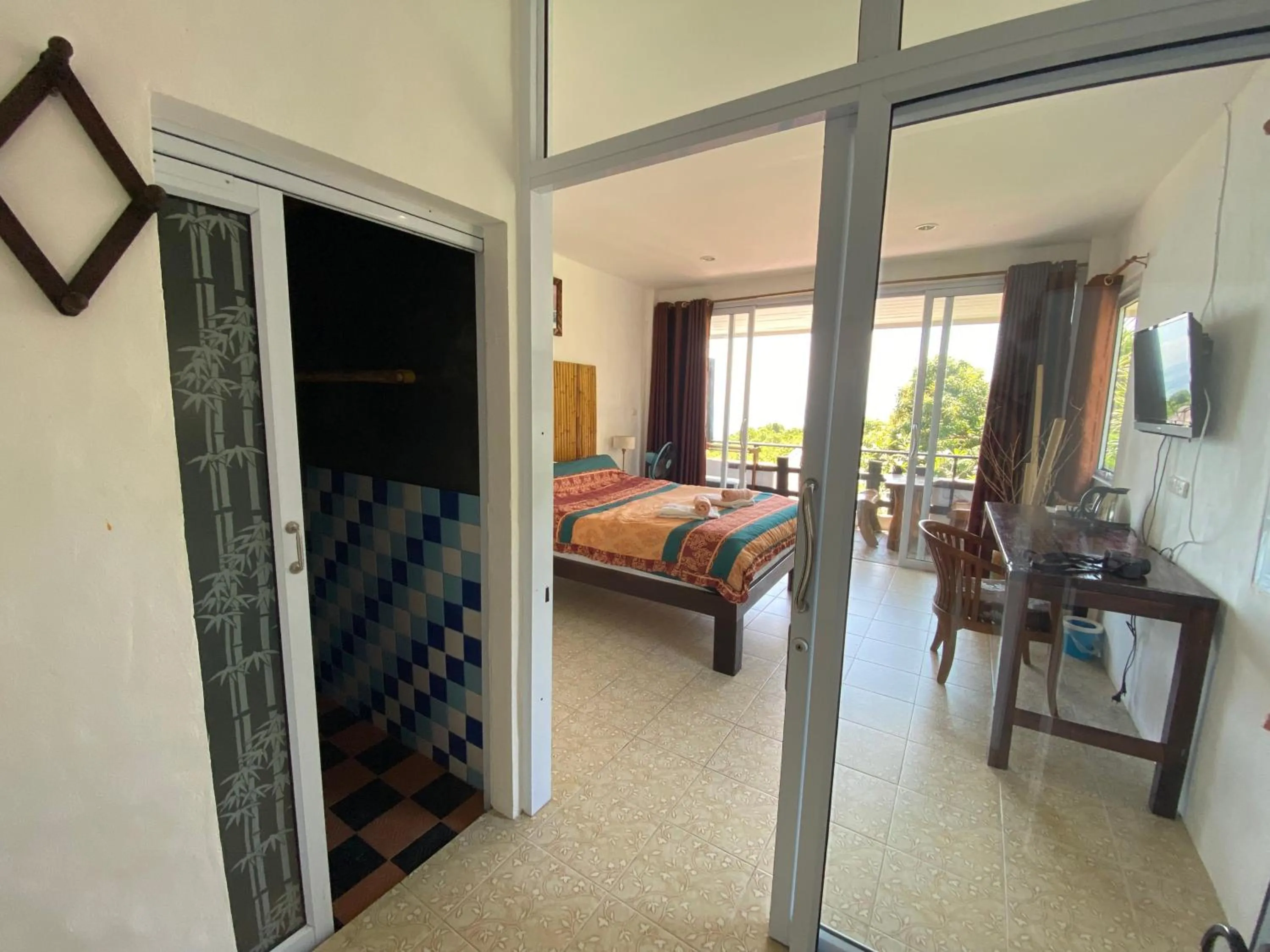 Photo of the whole room, Bed in Sairee View Resort