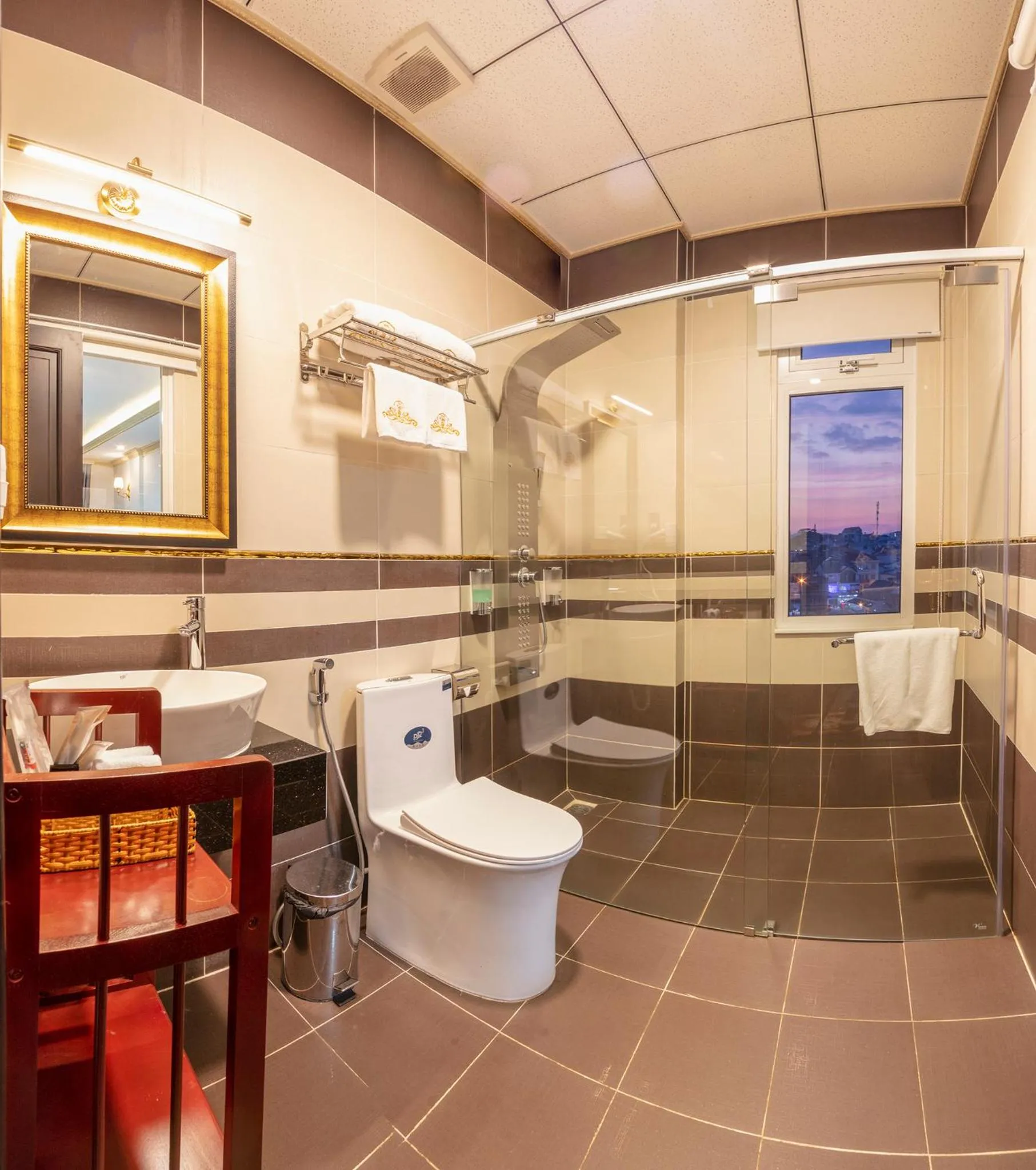 Shower in Queen T&T Dalat Hotel