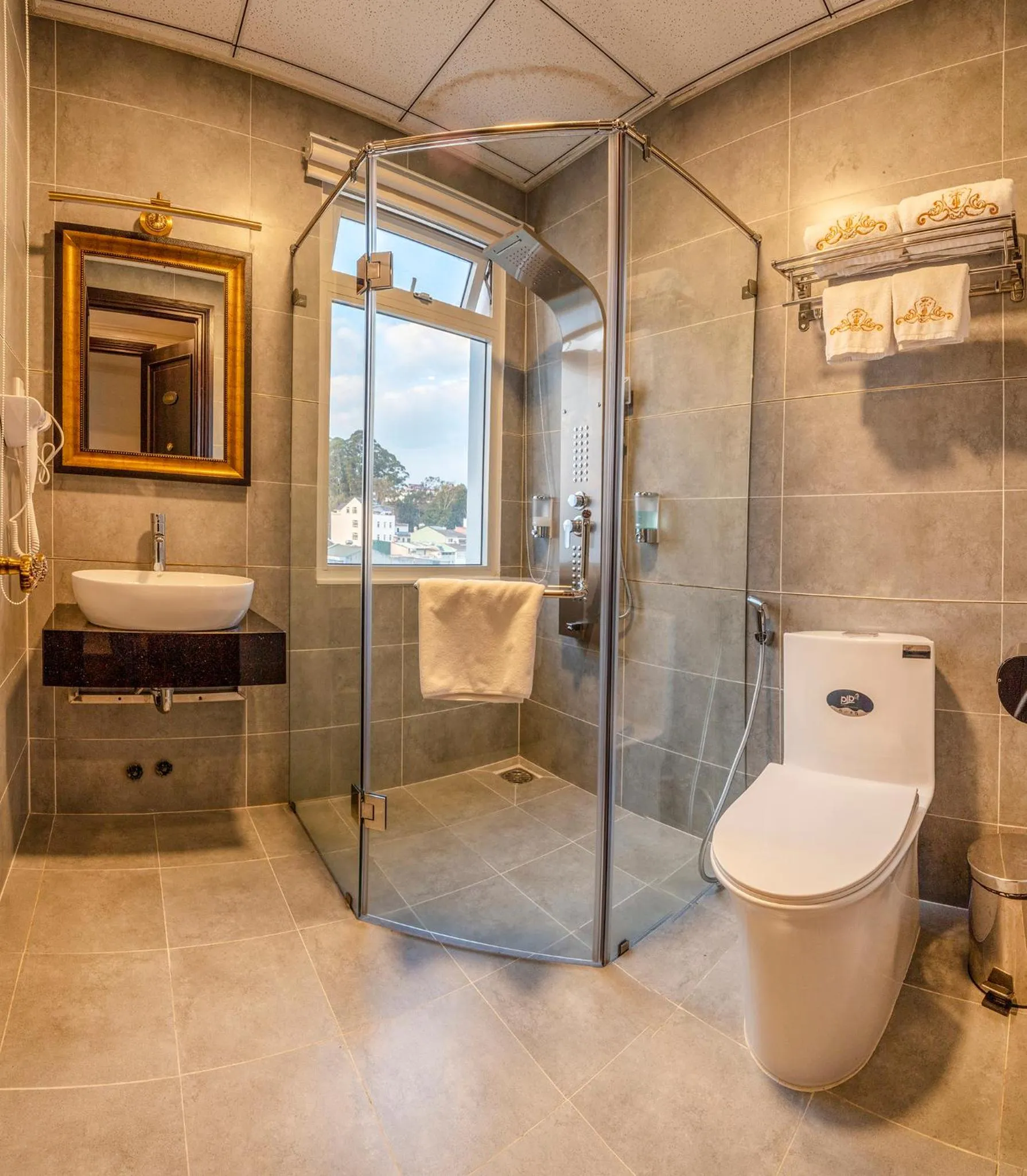 Photo of the whole room in Queen T&T Dalat Hotel