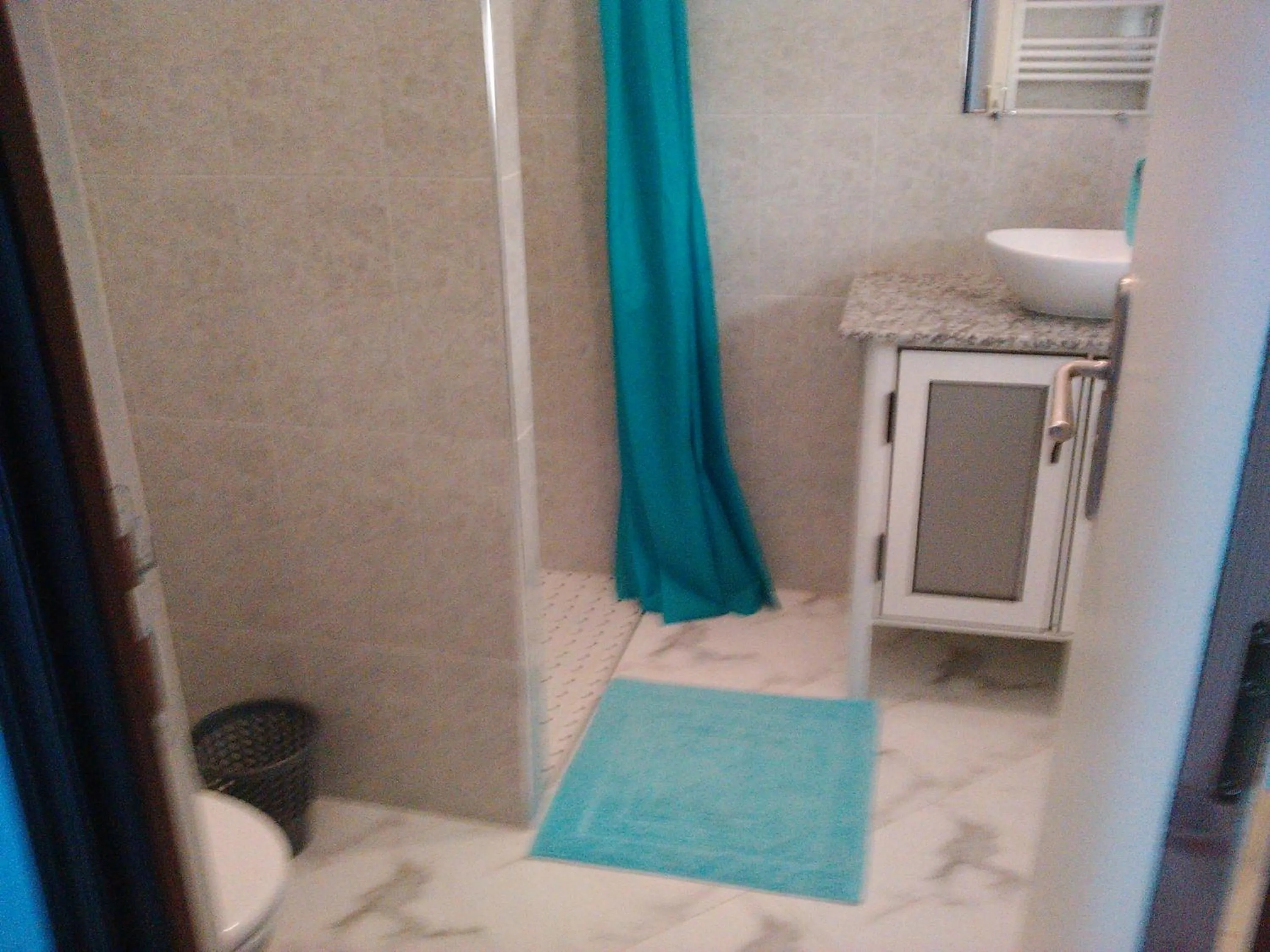 Bathroom in MAISON D’HÔTE LES TORTUES -