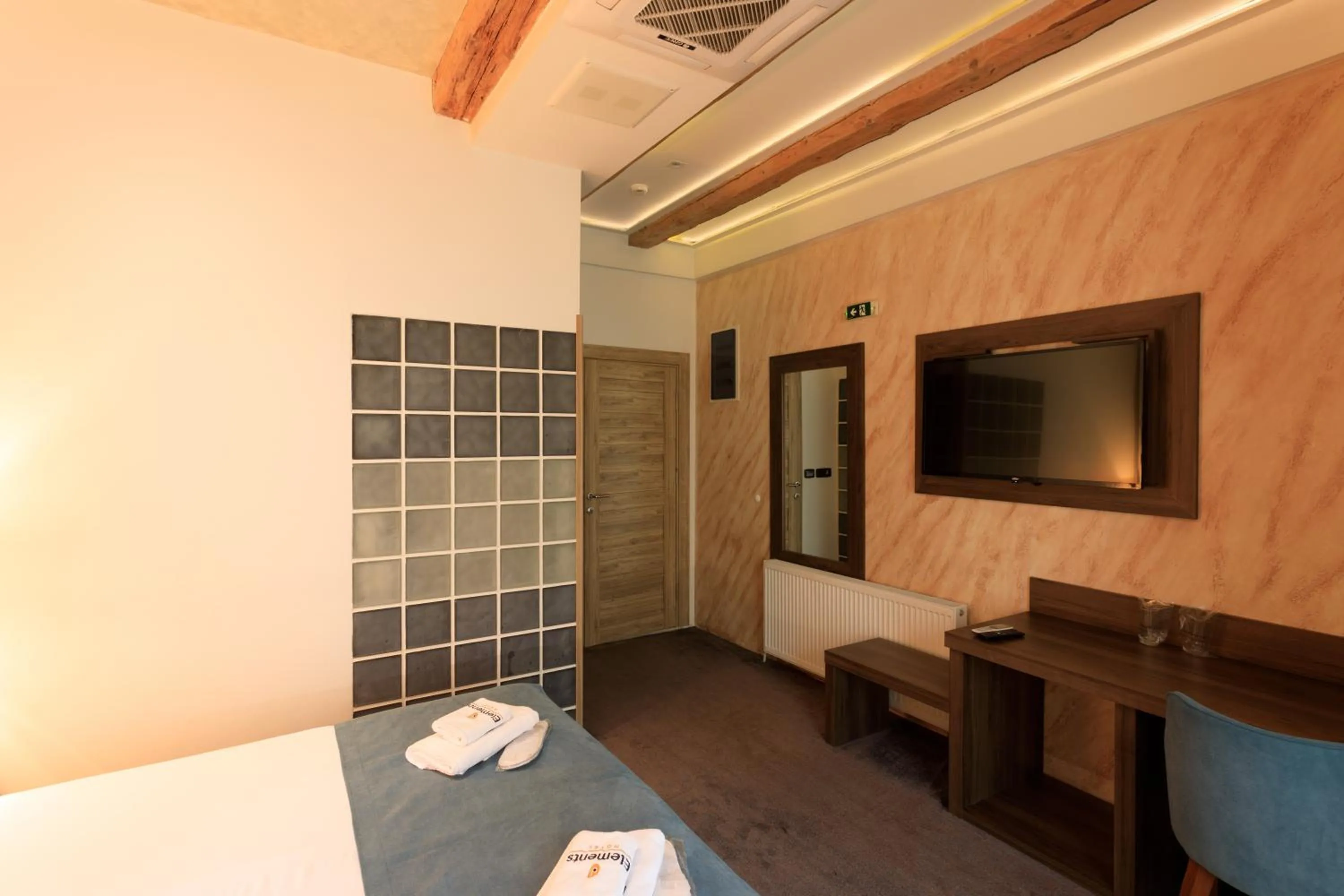 Photo of the whole room, Bed in Hotel Elements