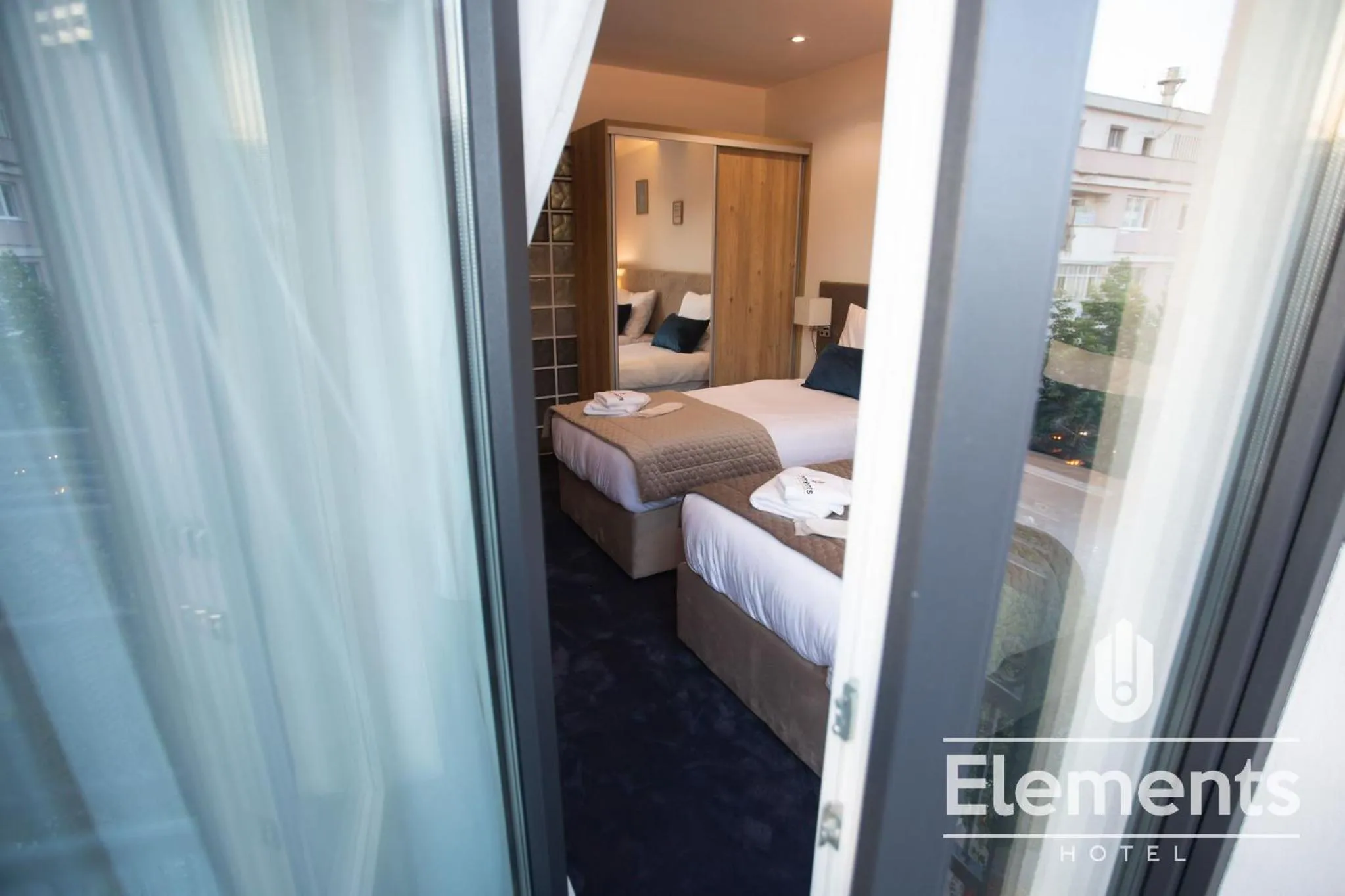 Shower, Bed in Hotel Elements