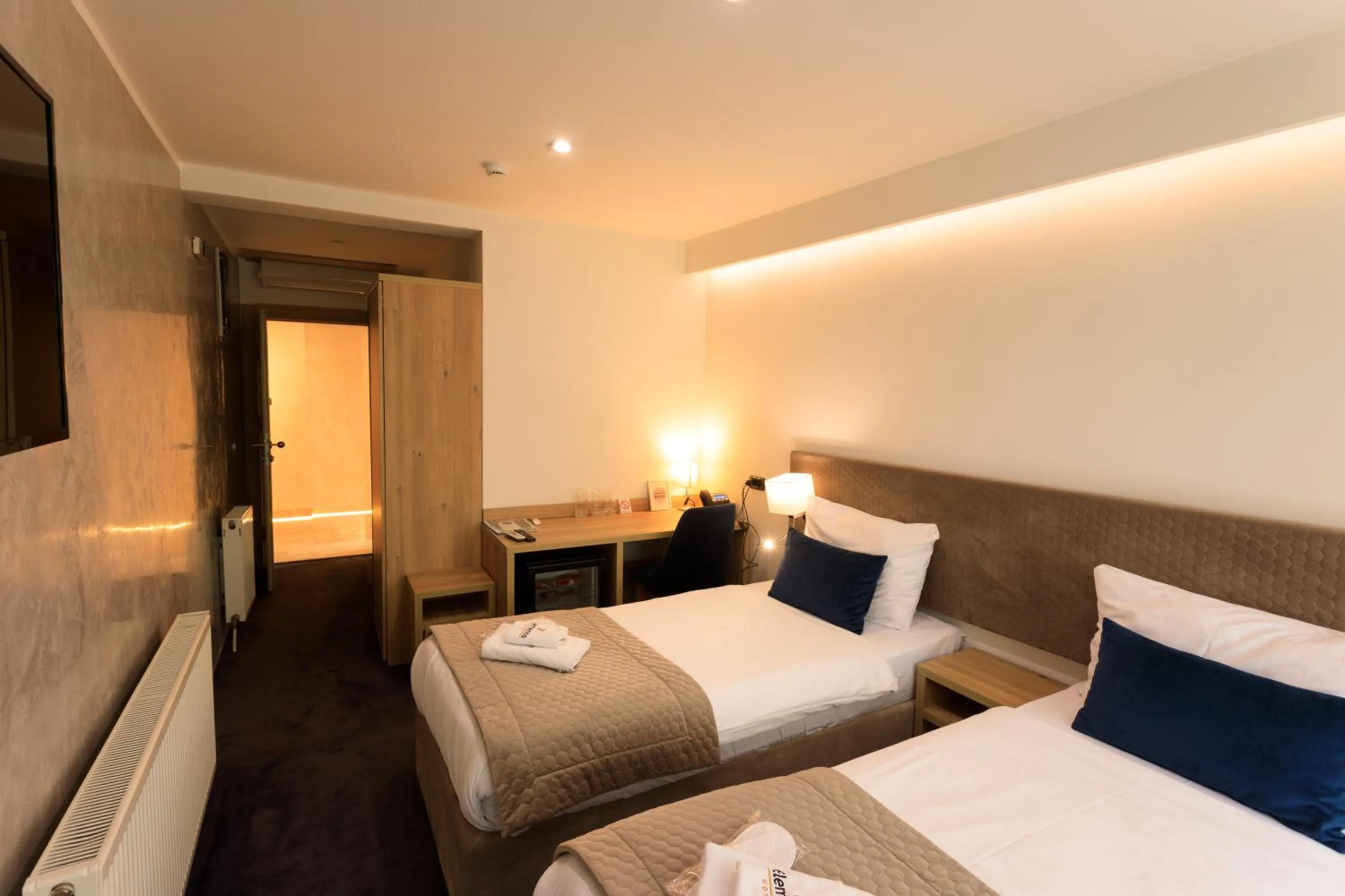 Photo of the whole room, Bed in Hotel Elements