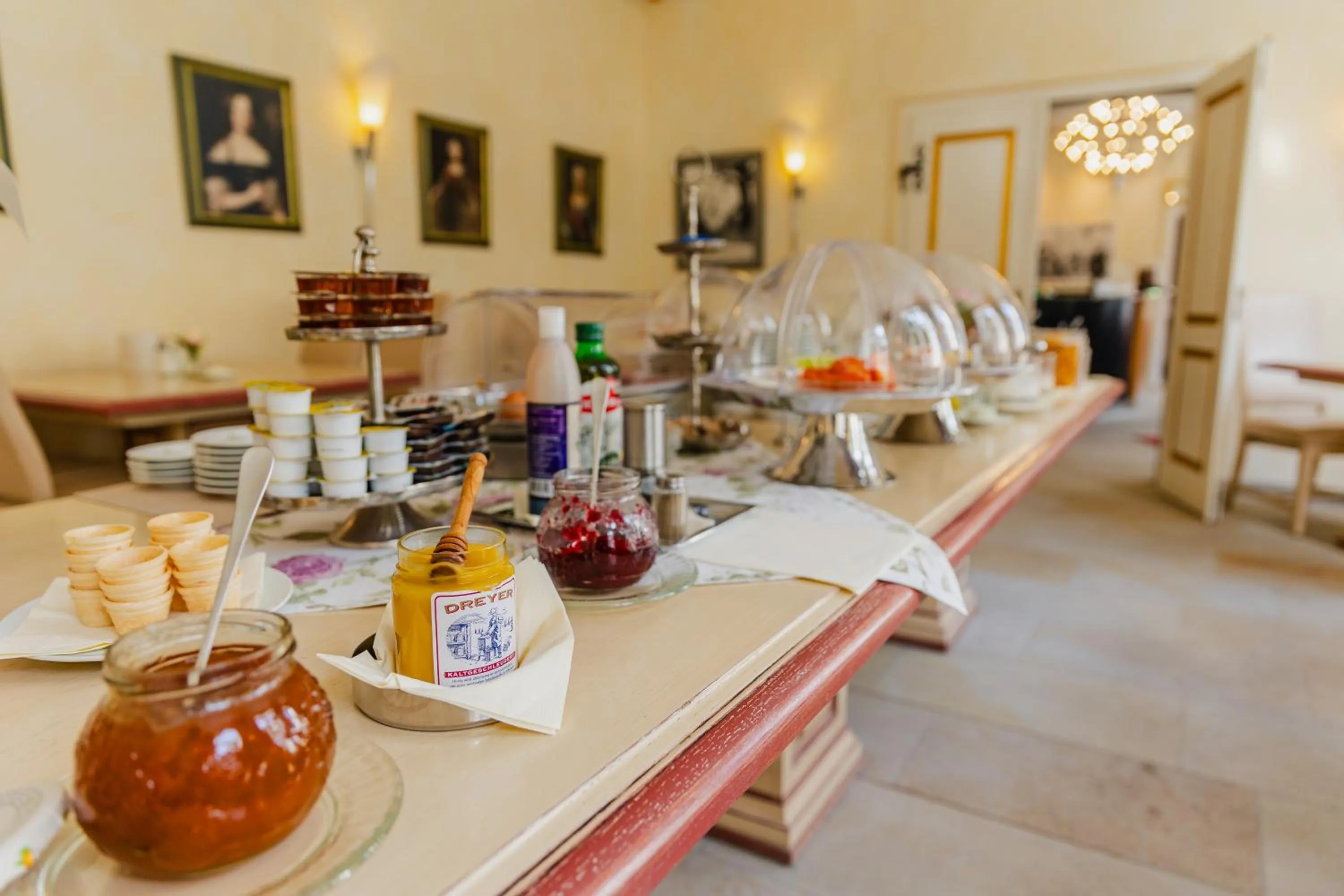 Buffet breakfast in Hotel zur Fürstabtei