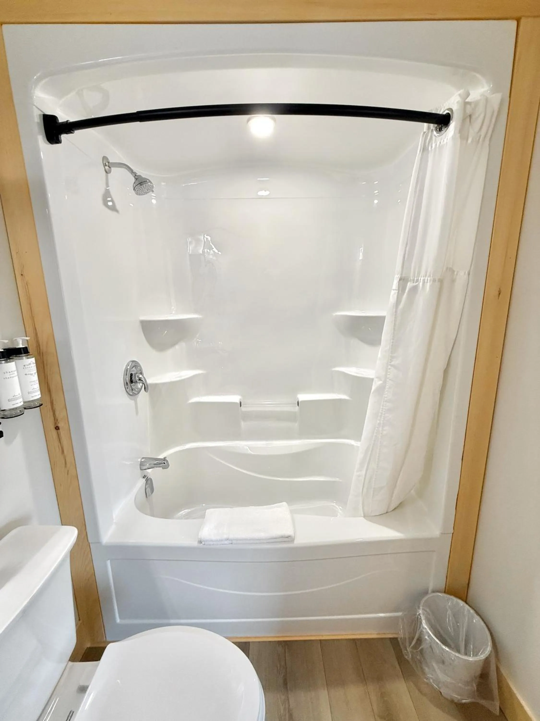 Royalty Maples Motel & Cottages