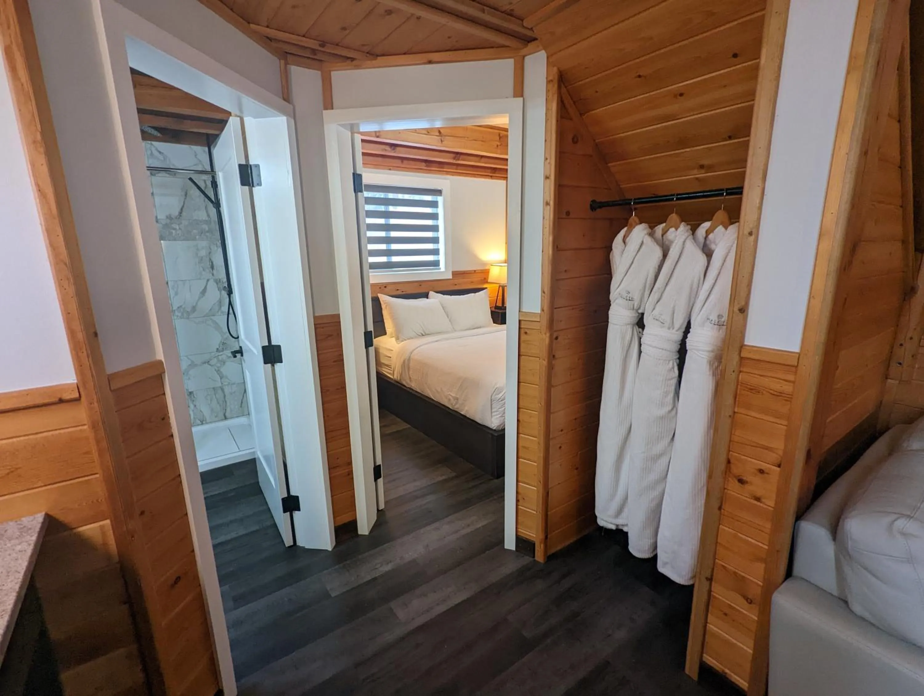wardrobe, Bed in Halcyon Hot Springs Resort