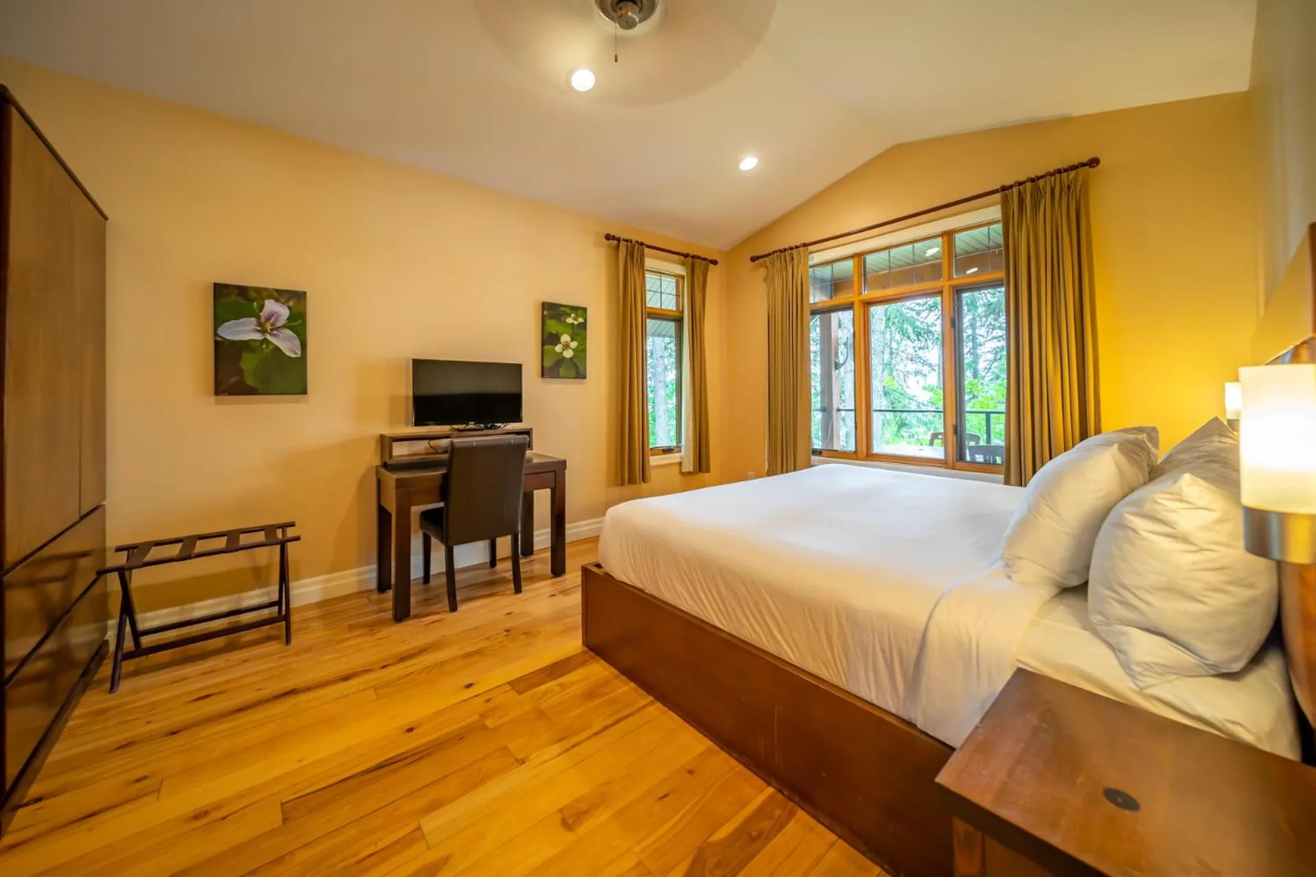 Bedroom, Bed in Halcyon Hot Springs Resort