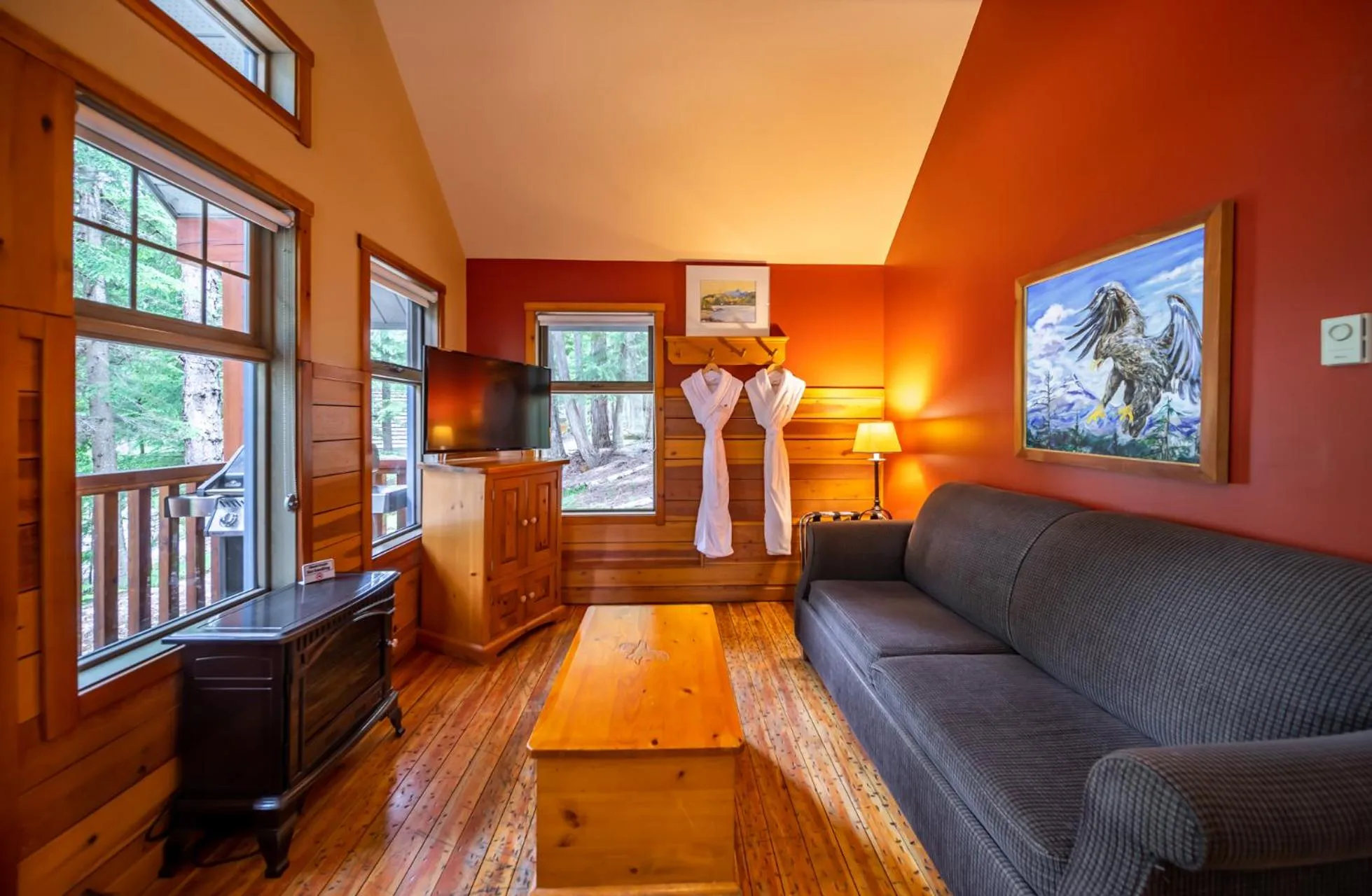 Living room in Halcyon Hot Springs Resort