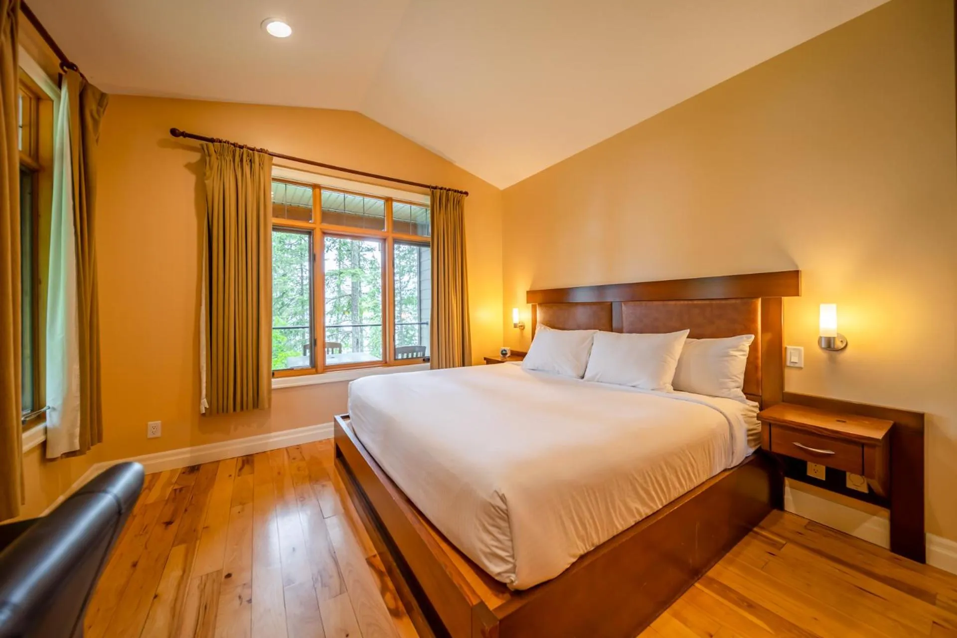 Bed in Halcyon Hot Springs Resort