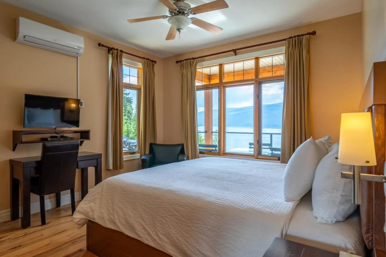 Bedroom, Bed in Halcyon Hot Springs Resort