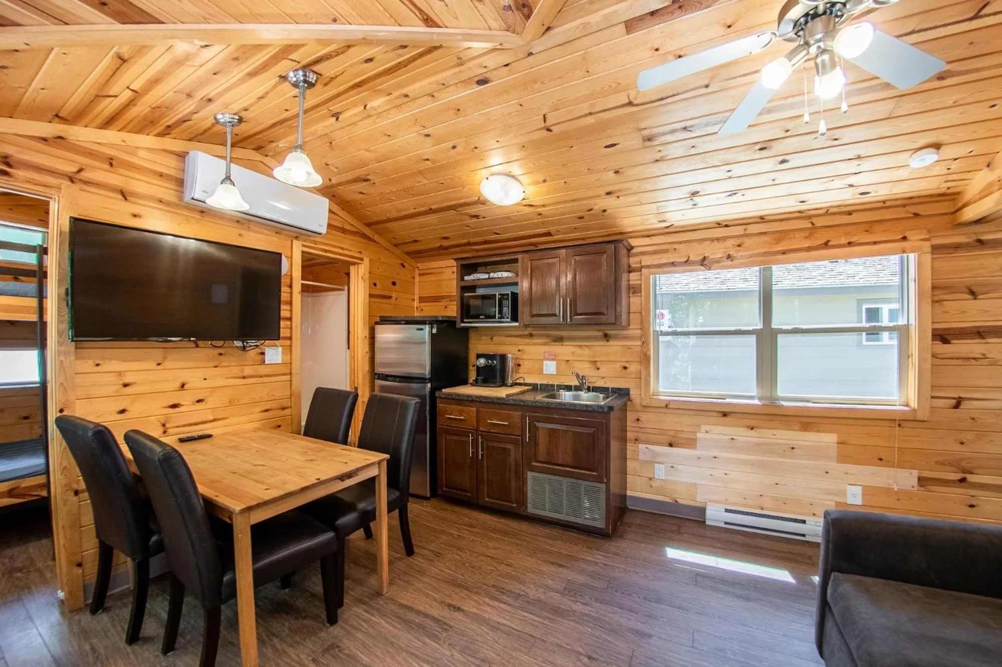 Kitchen or kitchenette in Halcyon Hot Springs Resort