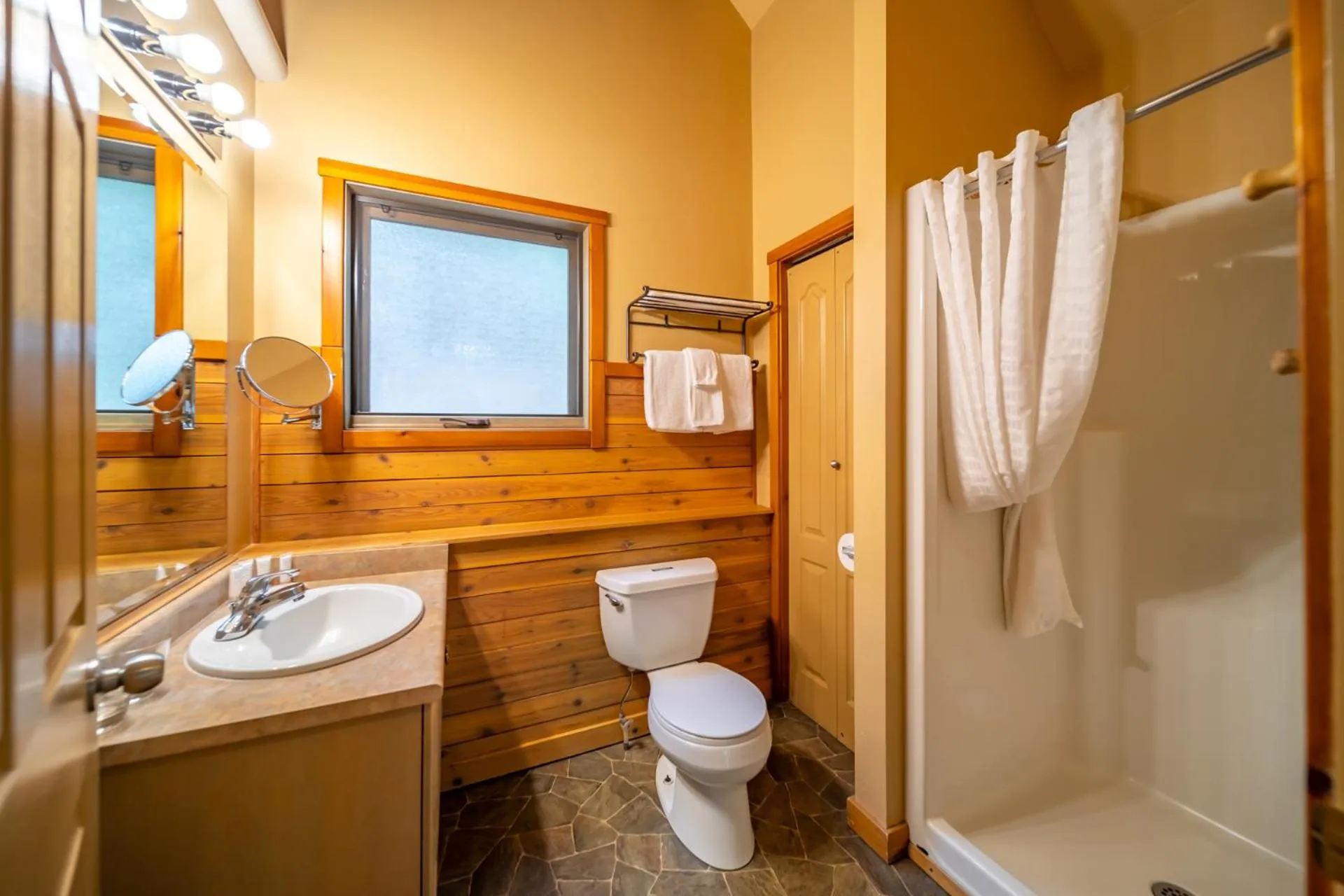 Toilet in Halcyon Hot Springs Resort