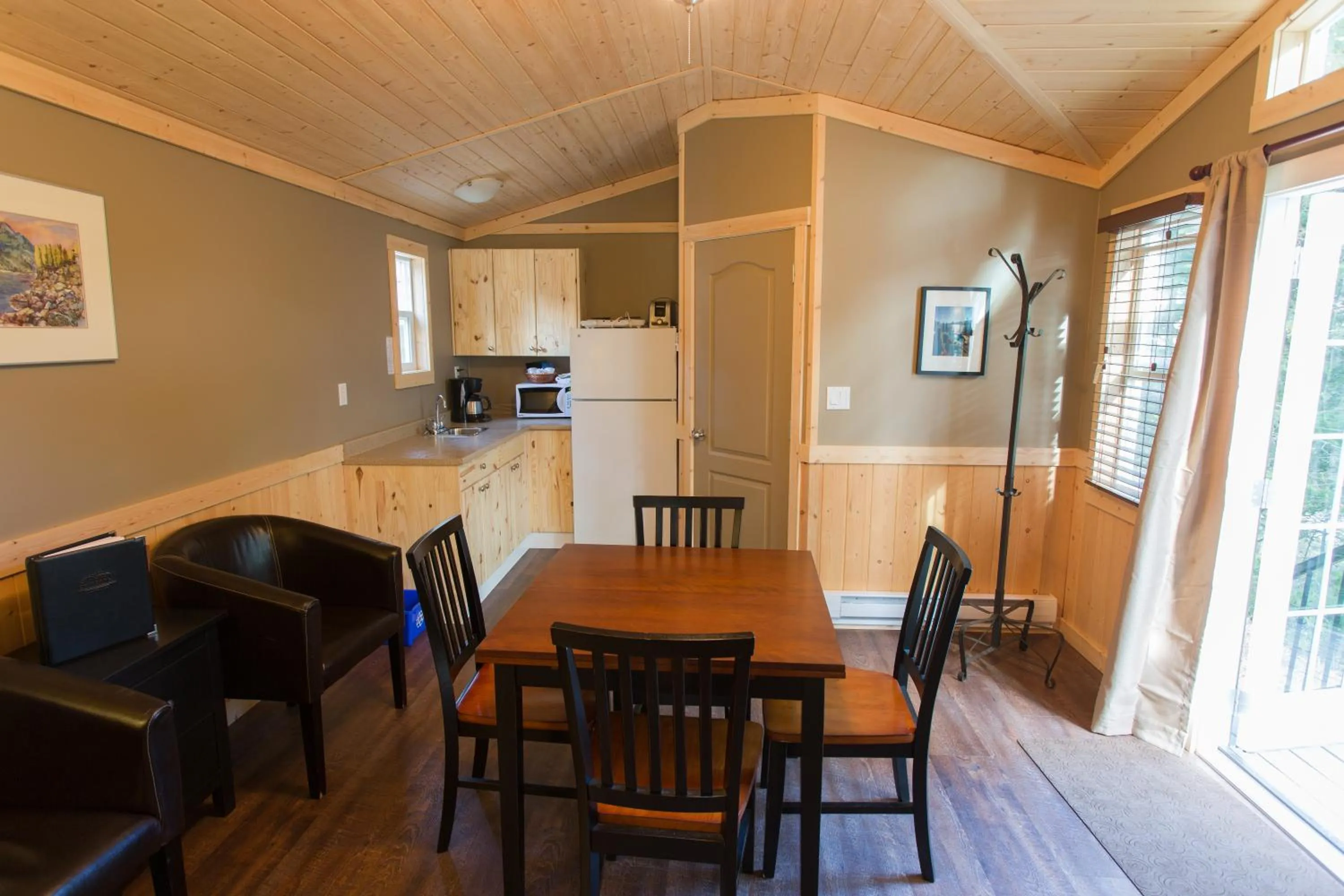 Dining area in Halcyon Hot Springs Resort