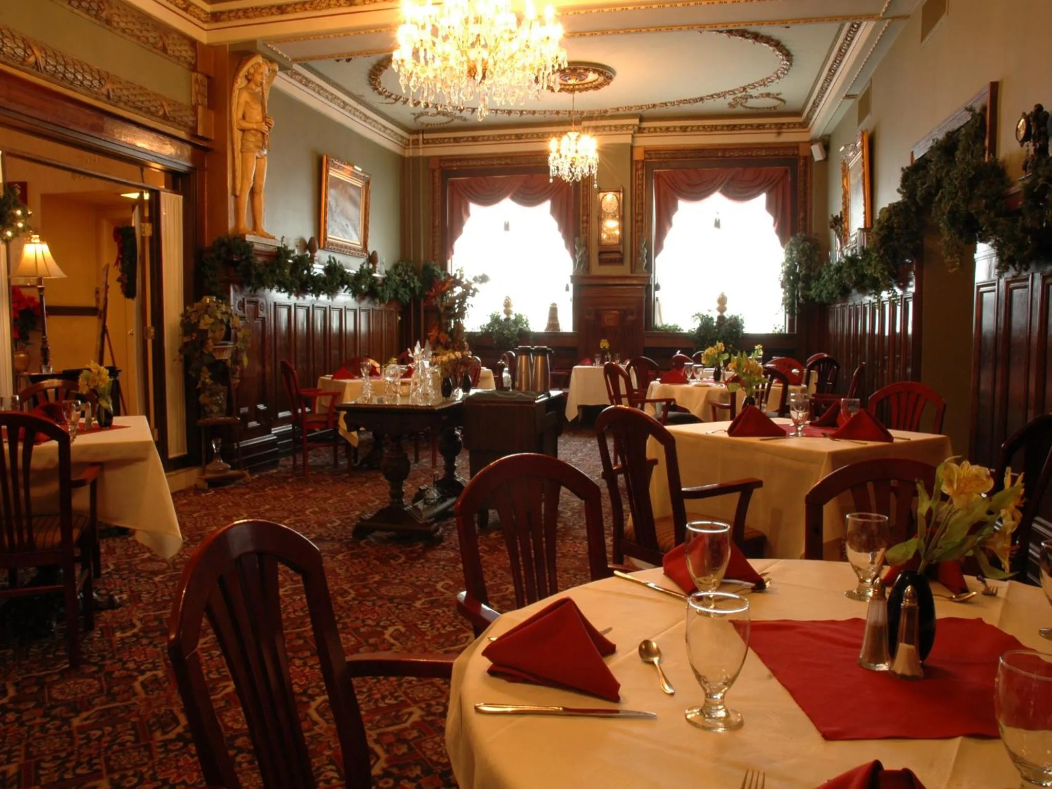 Restaurant/places to eat in Hotel Senator